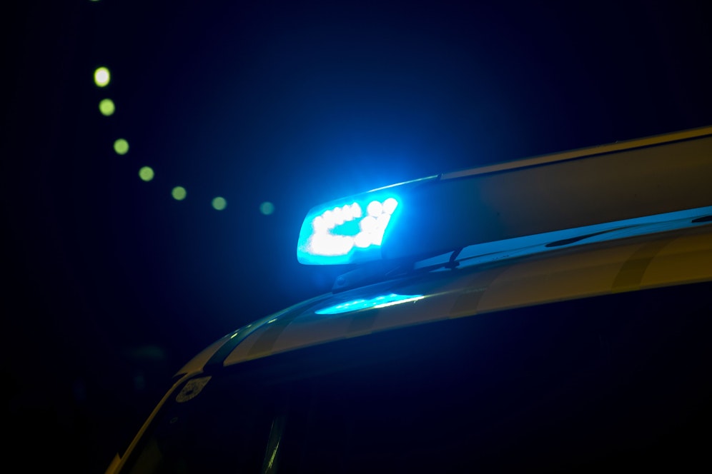 Das Blaulicht eines Rettungsautos – für den Verletzten kam jede Hilfe zu spät.