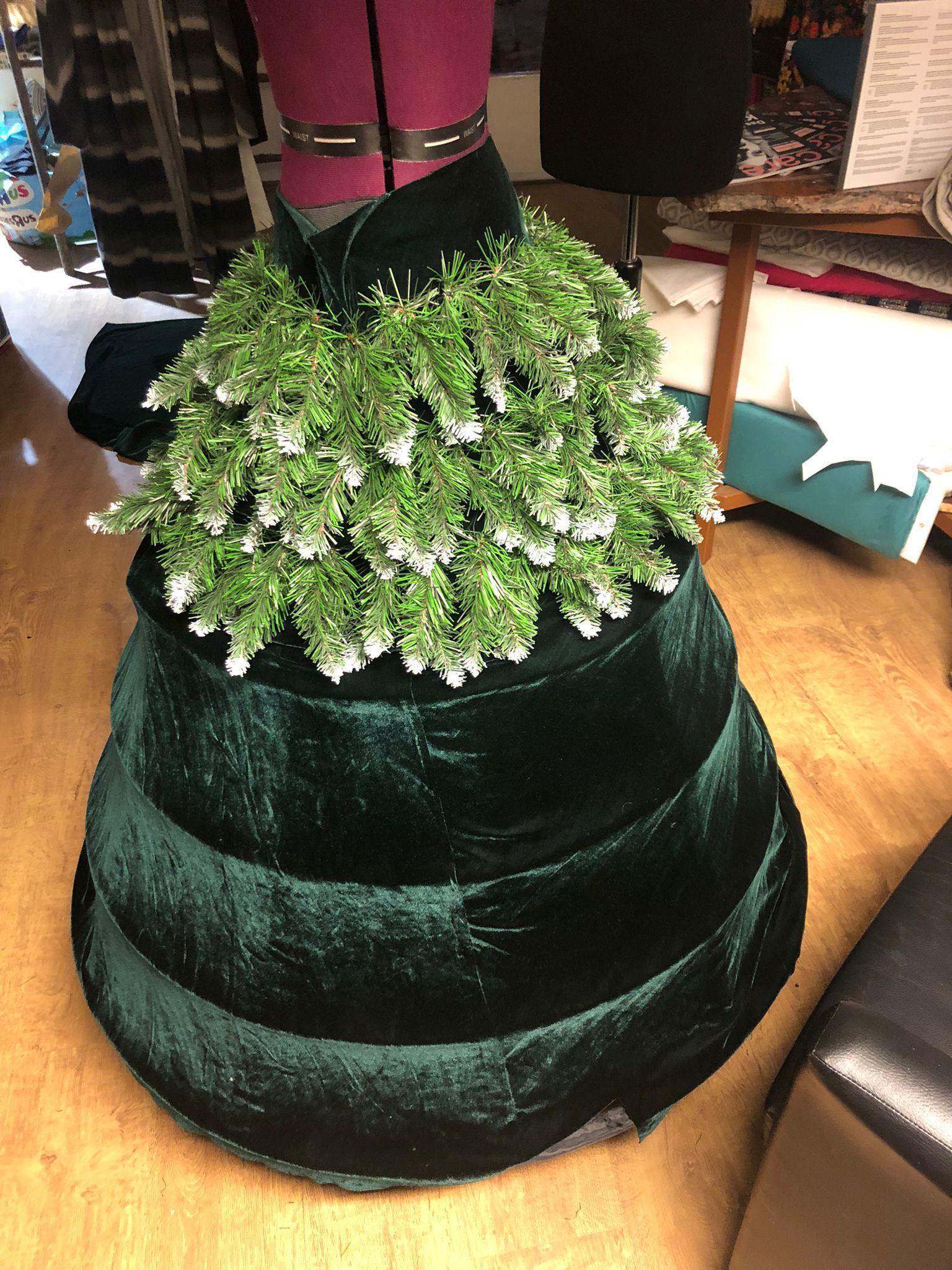 Der "Tannenrock" von Martina Reuter entsteht. 