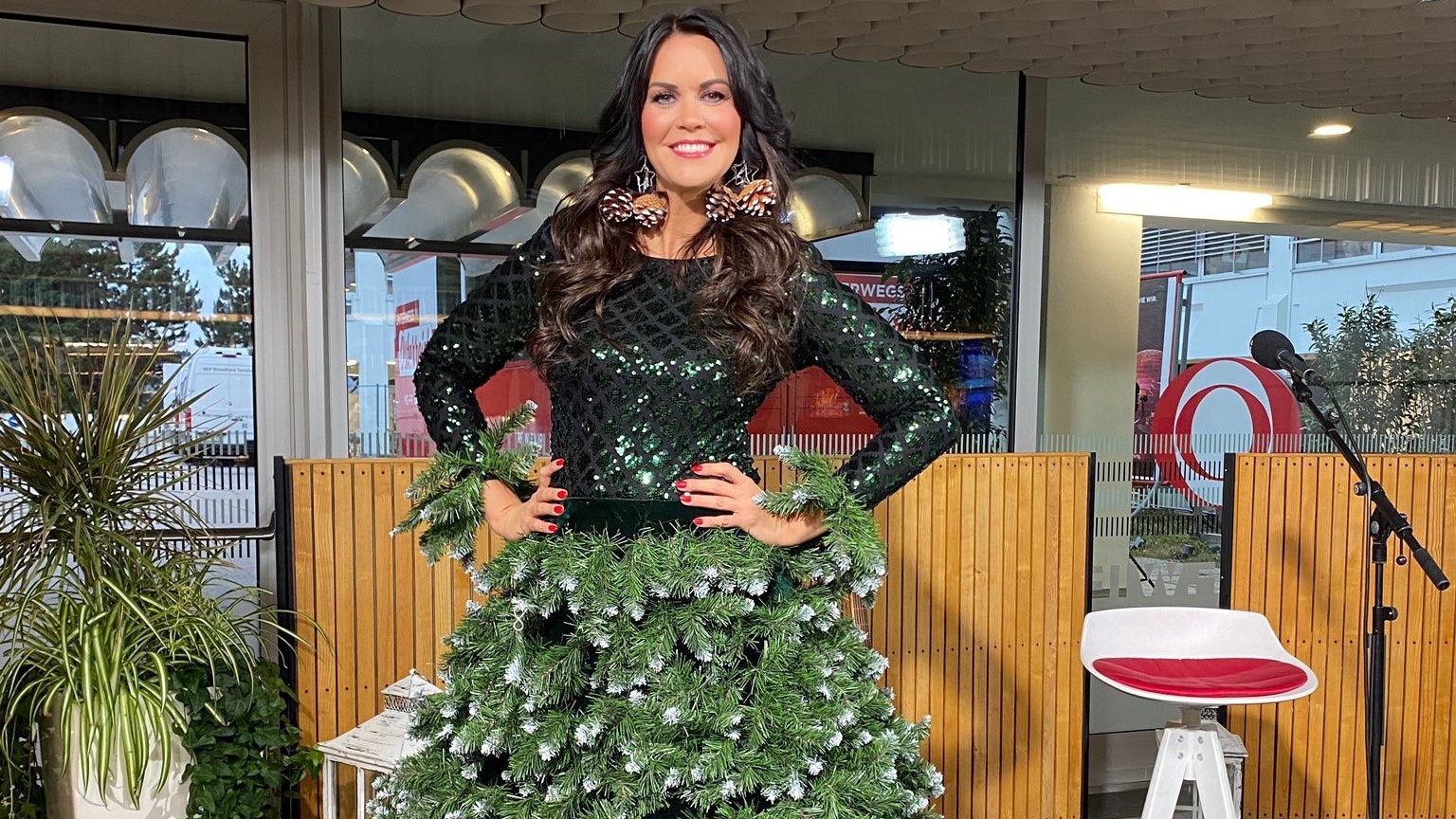 ORF-Style-Expertin Martina Reuter präsentierte sich in "Guten Morgen Österreich" als Christbaum 