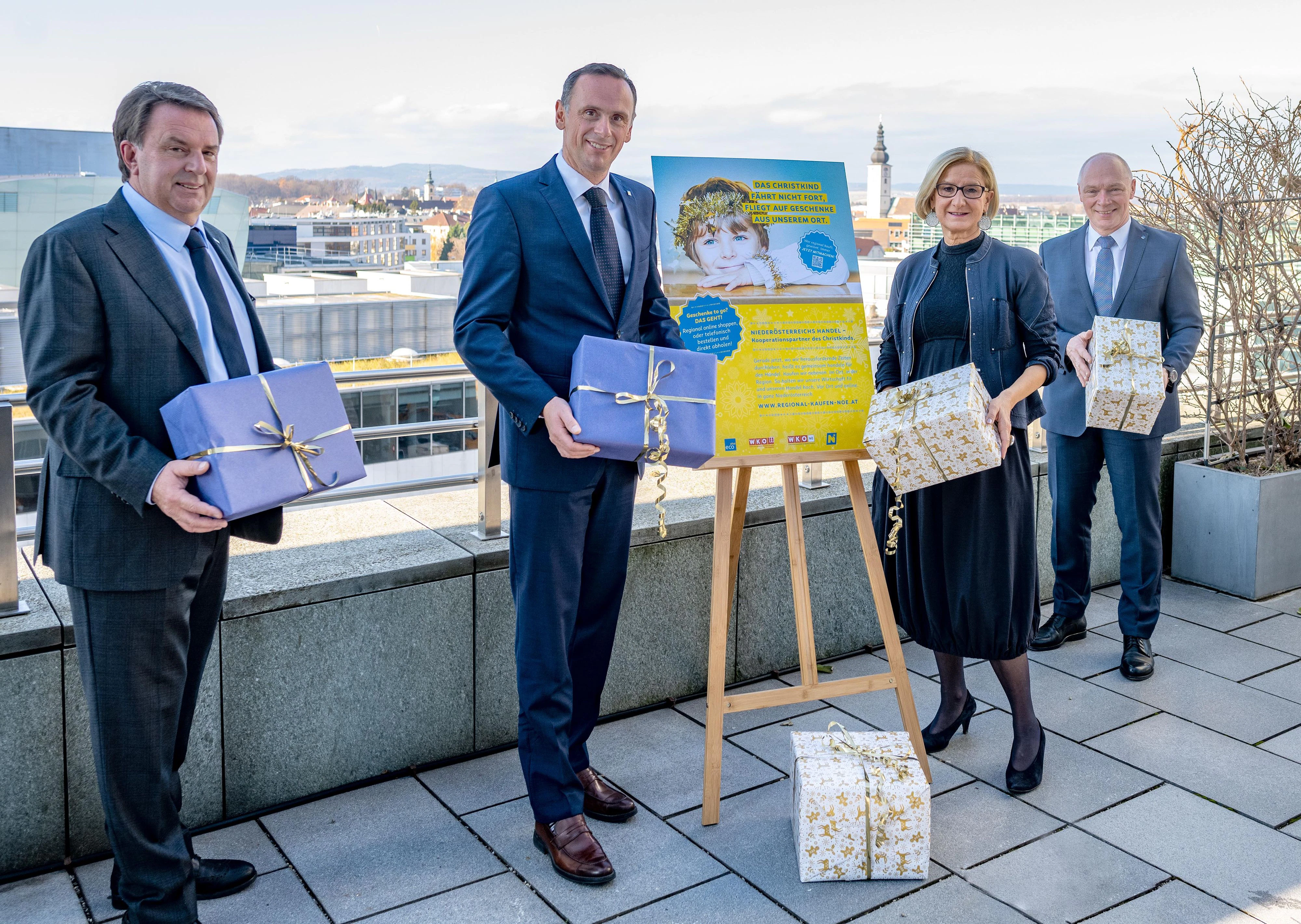 Mit der Plattform www.regional-kaufen-noe.at den regionalen Online-Handel stärken: Wirtschaftskammer-Präsident Wolfgang Ecker, Wirtschaftslandesrat Jochen Danninger, Landeshauptfrau Johanna Mikl-Leitner und ecoplus-Geschäftsführer Helmut Miernicki.