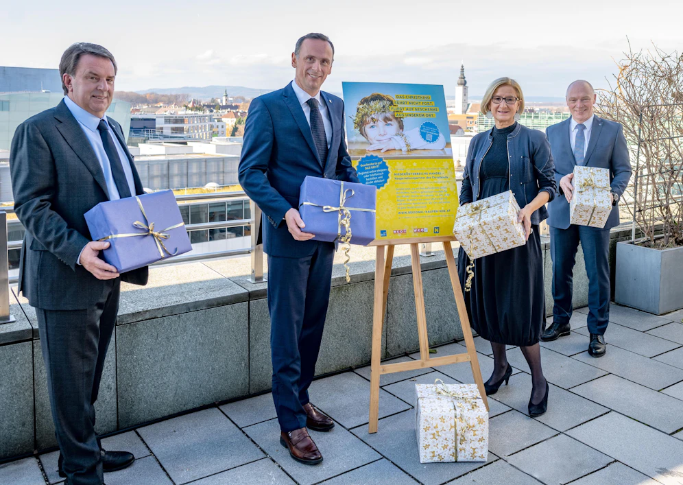 Mit der Plattform www.regional-kaufen-noe.at den regionalen Online-Handel stärken: Wirtschaftskammer-Präsident Wolfgang Ecker, Wirtschaftslandesrat Jochen Danninger, Landeshauptfrau Johanna Mikl-Leitner und ecoplus-Geschäftsführer Helmut Miernicki.