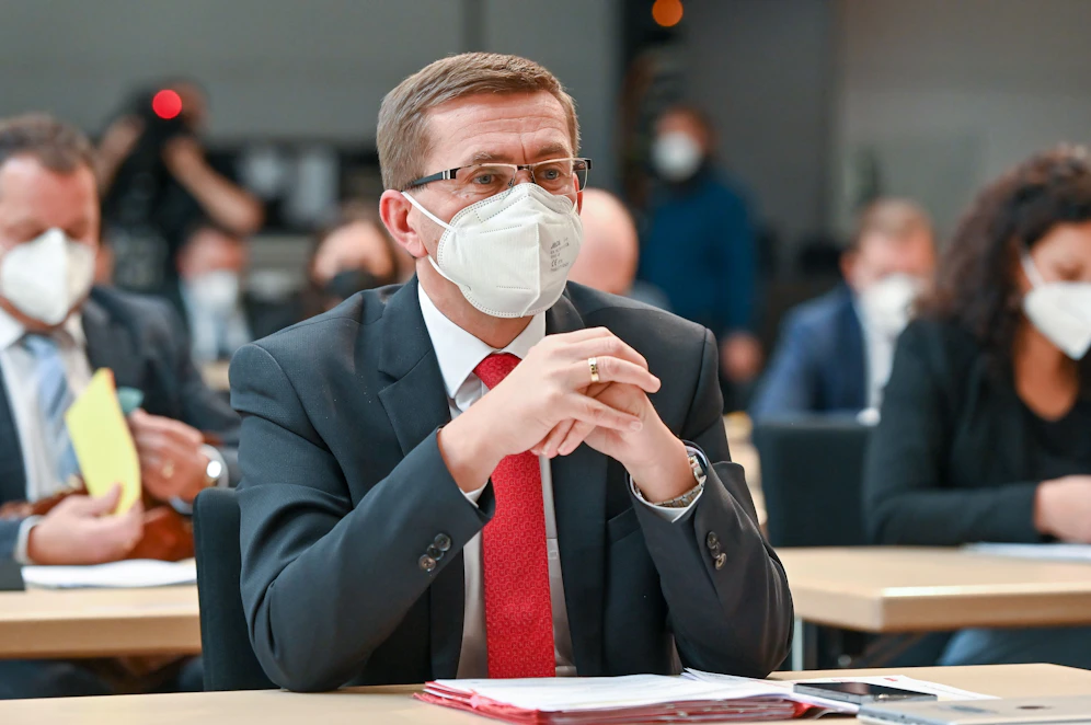 Oberösterreichs Wirtschafts-Landesrat Markus Achleitner (ÖVP) wurde trotz Dreifach-Impfung positiv auf das Coronavirus getestet.