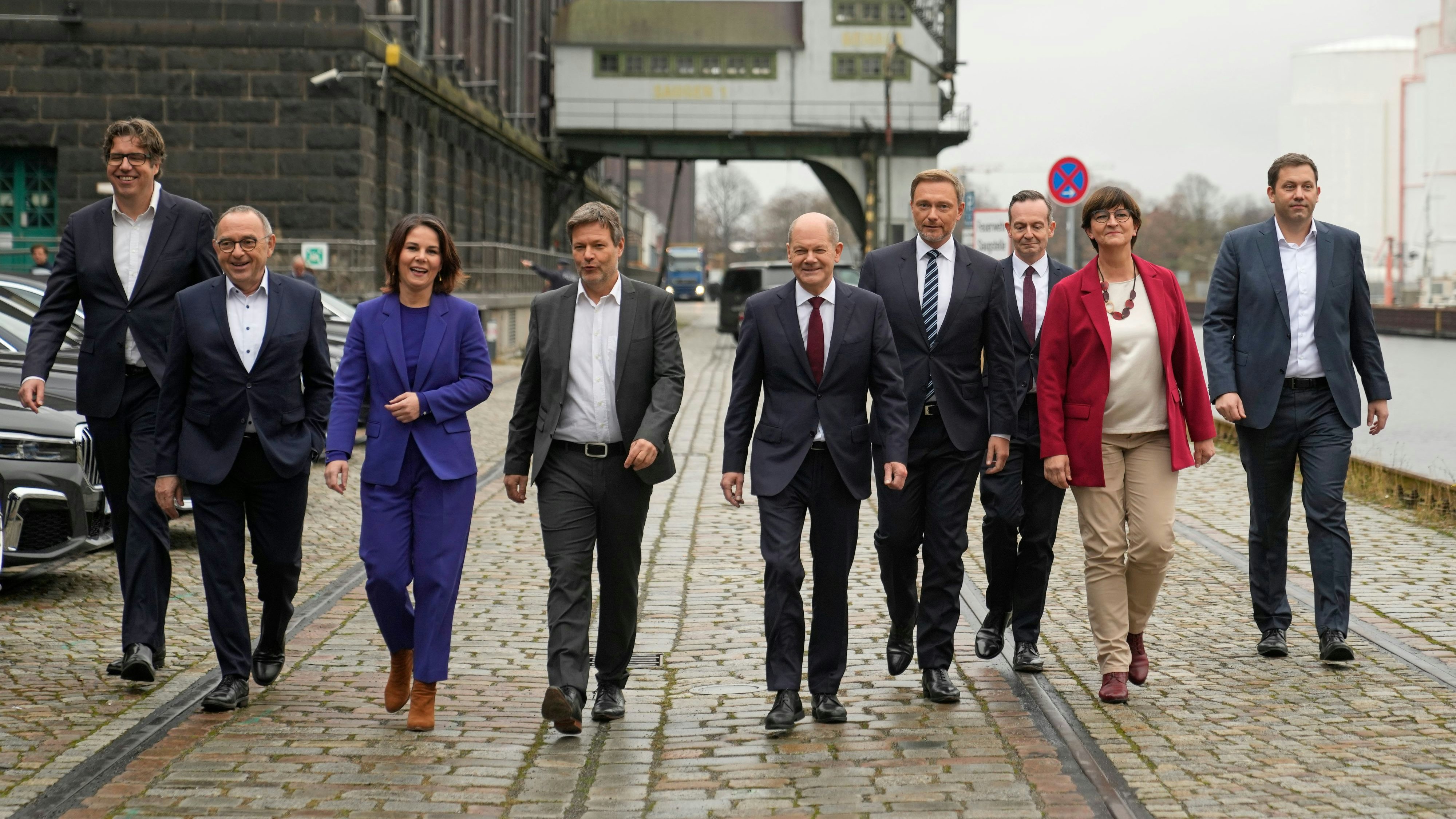 Deutschlands neue Ampelkoalition mit Bundeskanzler Olaf Scholz steht.