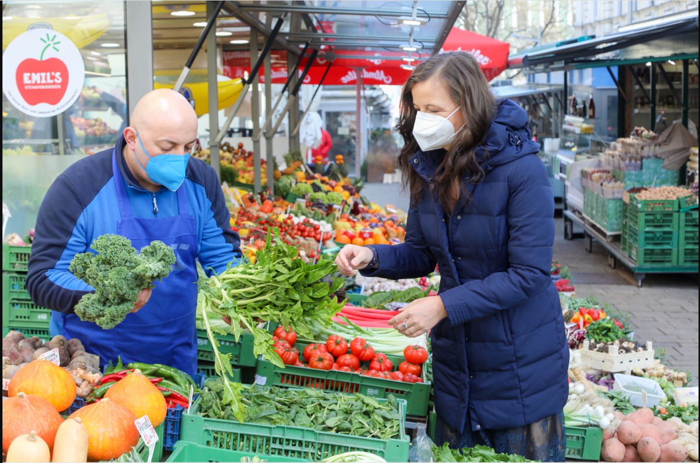 Stadträtin Ulli Sima (SP) mit Maske am Markt.