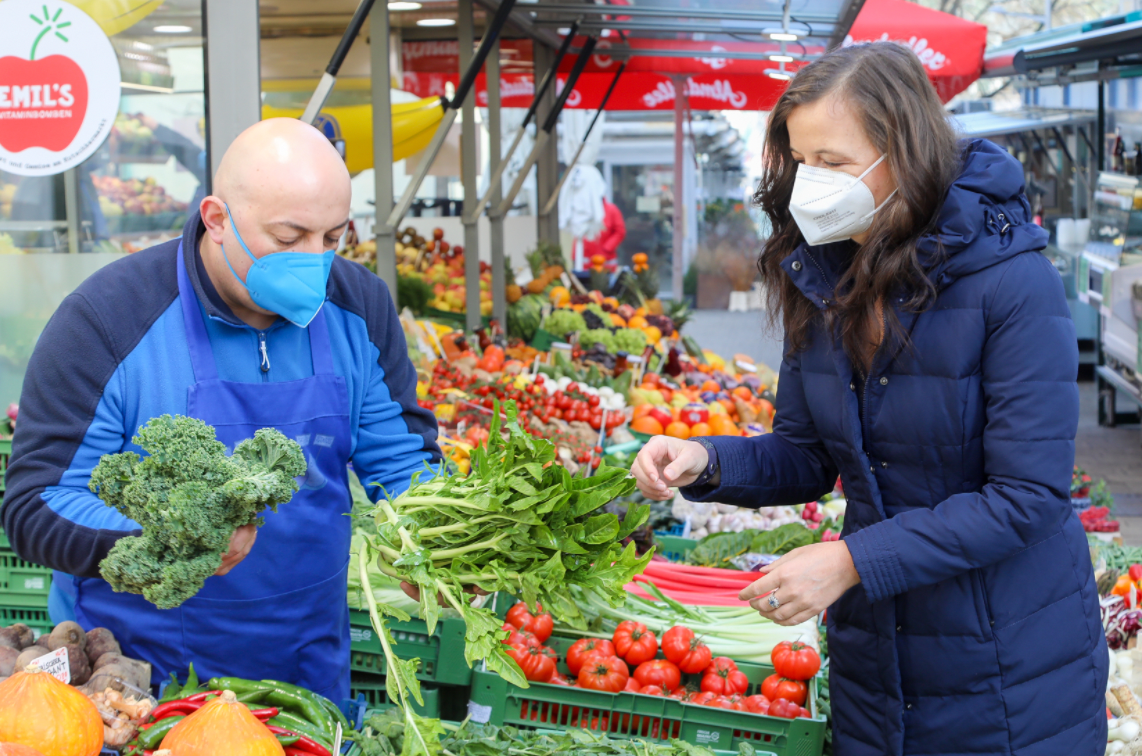 Stadträtin Ulli Sima (SP) mit Maske am Markt.