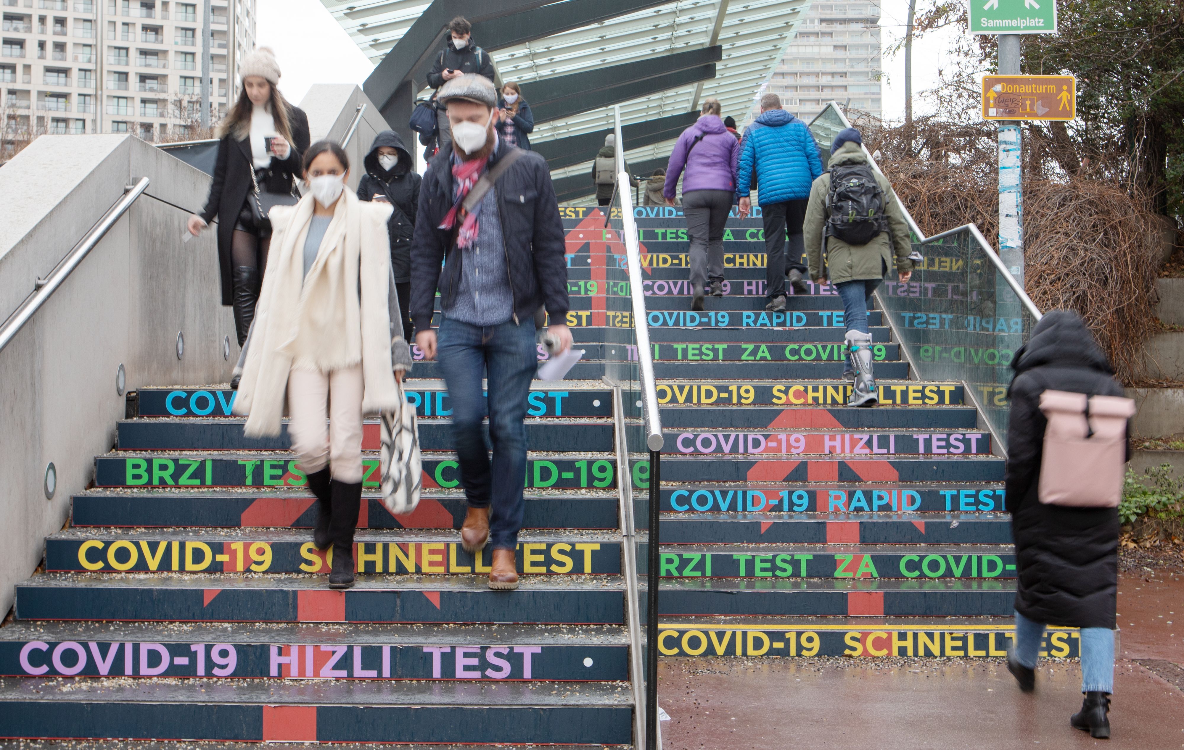 Download von www.picturedesk.com am 24.11.2021 (15:20).  ÖSTERREICH; WIEN; 20201223; Menschen tragen Schutzmasken am Weg zu dem Antigen Schnelltest an einer Stiege bei dem Austria Center Vienna in Wien am 23. Dezember 2020. Die Bereitschaft der österreichischen Bevölkerung hat nach der geringen Teilnahme an dem Corona Virus (COVID-19) vor Weihnachten stark zugenommen. /// AUSTRIA; VIENNA; 20201223; People wear protective masks on the way to the rapid antigen test on a staircase at the Austria Center Vienna in Vienna on December 23, 2020. The willingness of the Austrian population has increased sharply before Christmas after the low participation in the Corona Virus (COVID-19). - 20201223_PD2303 - Rechteinfo: Rights Managed (RM)