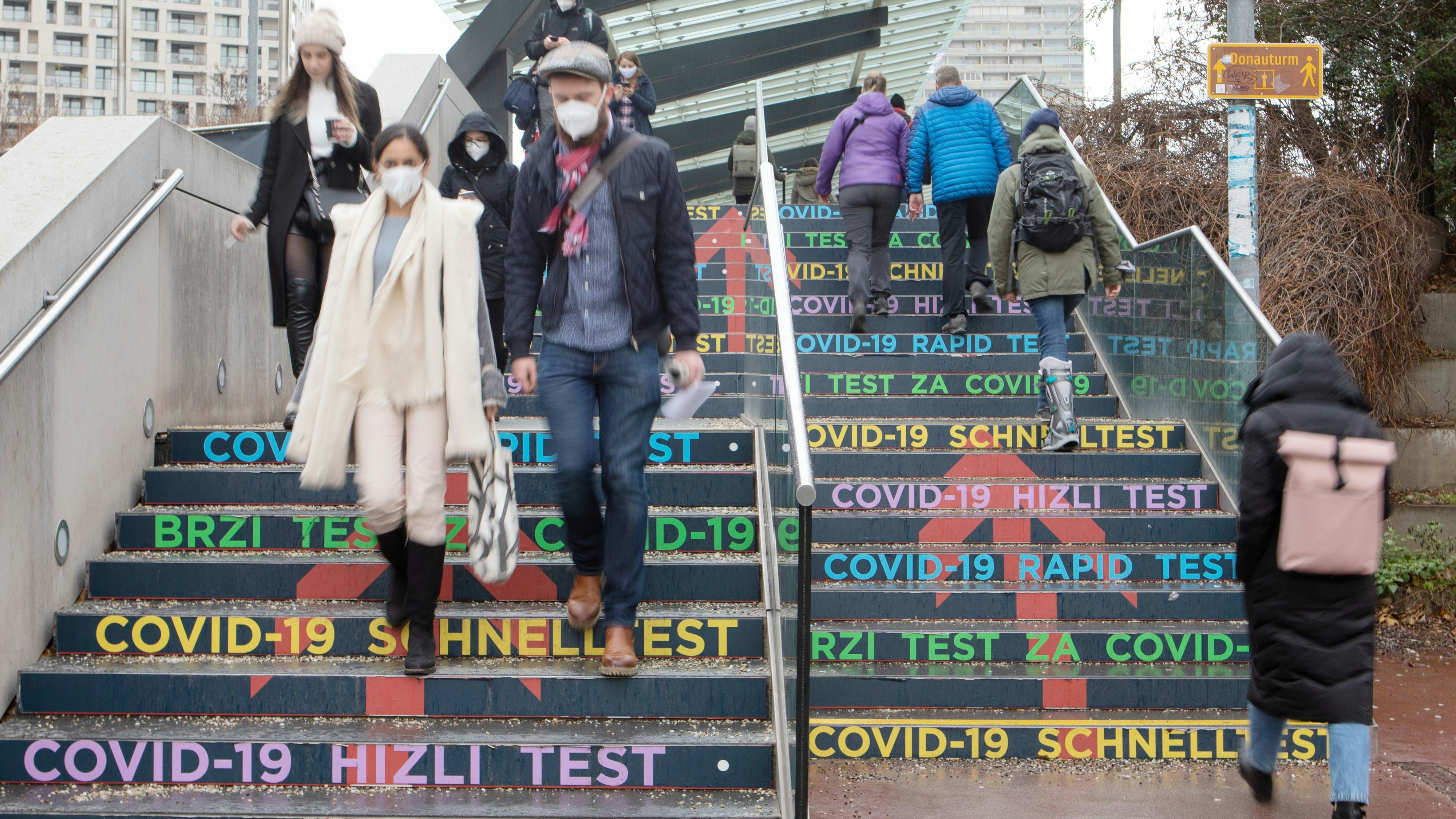 Download von www.picturedesk.com am 24.11.2021 (15:20).  ÖSTERREICH; WIEN; 20201223; Menschen tragen Schutzmasken am Weg zu dem Antigen Schnelltest an einer Stiege bei dem Austria Center Vienna in Wien am 23. Dezember 2020. Die Bereitschaft der österreichischen Bevölkerung hat nach der geringen Teilnahme an dem Corona Virus (COVID-19) vor Weihnachten stark zugenommen. /// AUSTRIA; VIENNA; 20201223; People wear protective masks on the way to the rapid antigen test on a staircase at the Austria Center Vienna in Vienna on December 23, 2020. The willingness of the Austrian population has increased sharply before Christmas after the low participation in the Corona Virus (COVID-19). - 20201223_PD2303 - Rechteinfo: Rights Managed (RM)