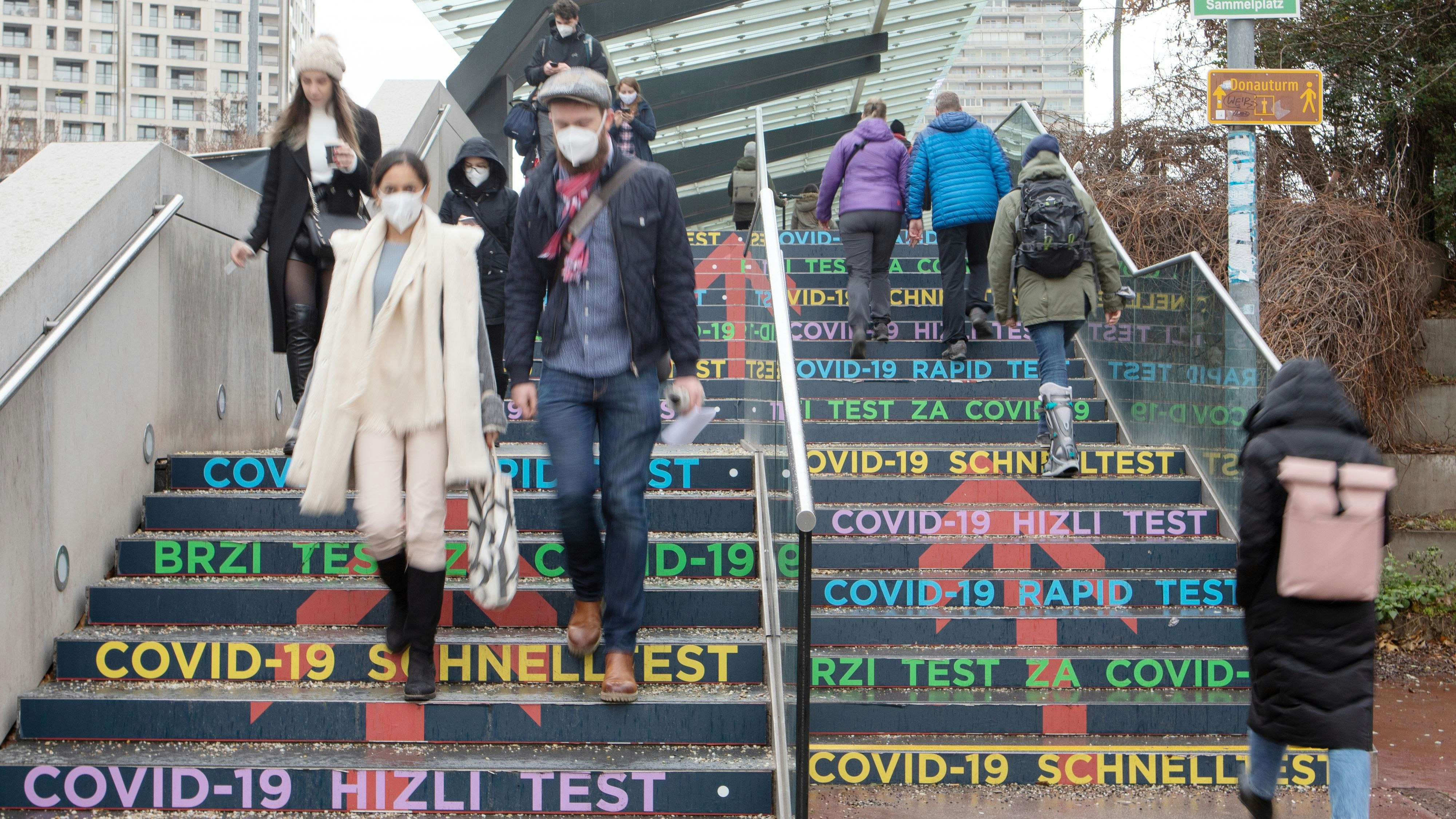 Download von www.picturedesk.com am 24.11.2021 (15:20).  ÖSTERREICH; WIEN; 20201223; Menschen tragen Schutzmasken am Weg zu dem Antigen Schnelltest an einer Stiege bei dem Austria Center Vienna in Wien am 23. Dezember 2020. Die Bereitschaft der österreichischen Bevölkerung hat nach der geringen Teilnahme an dem Corona Virus (COVID-19) vor Weihnachten stark zugenommen. /// AUSTRIA; VIENNA; 20201223; People wear protective masks on the way to the rapid antigen test on a staircase at the Austria Center Vienna in Vienna on December 23, 2020. The willingness of the Austrian population has increased sharply before Christmas after the low participation in the Corona Virus (COVID-19). - 20201223_PD2303 - Rechteinfo: Rights Managed (RM)