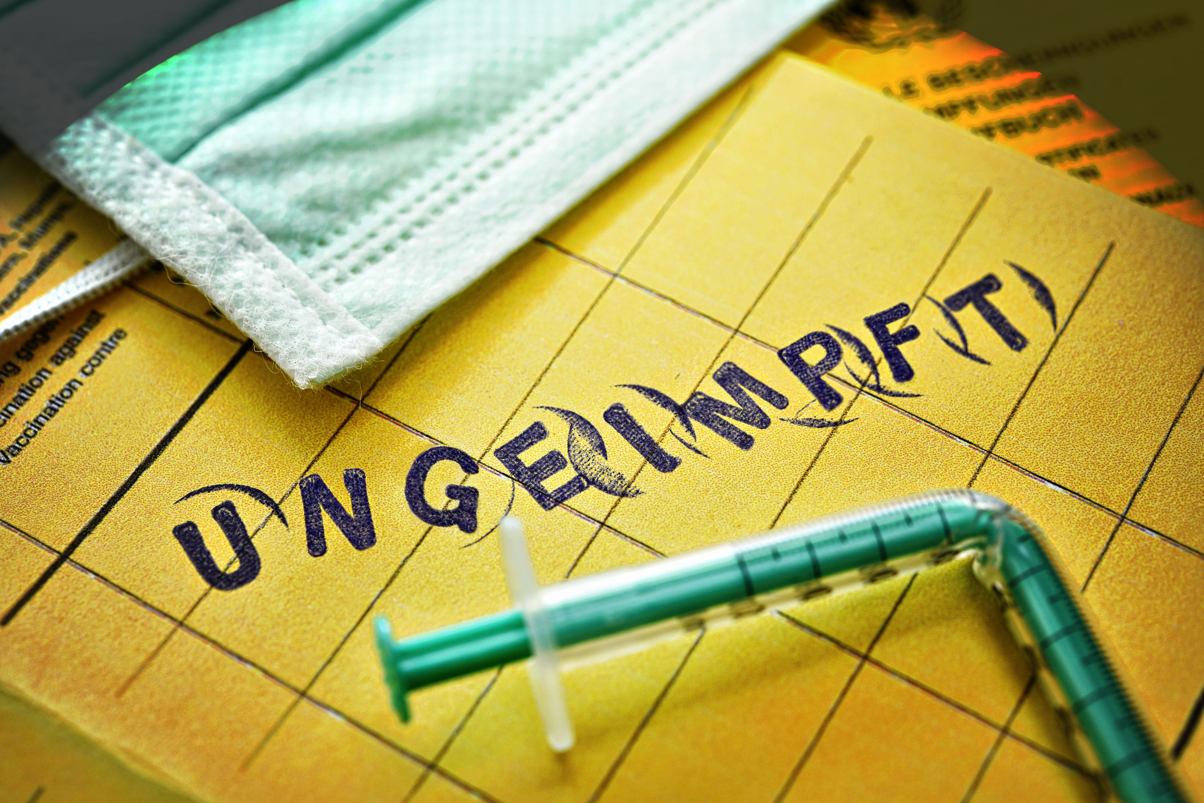 Download von www.picturedesk.com am 24.11.2021 (13:10).  ACT action_36697777 -- Impfausweis mit Aufschrift ungeimpft und verbogene Impfspritze - 20211119_PD6820 - Rechteinfo: Rights Managed (RM)