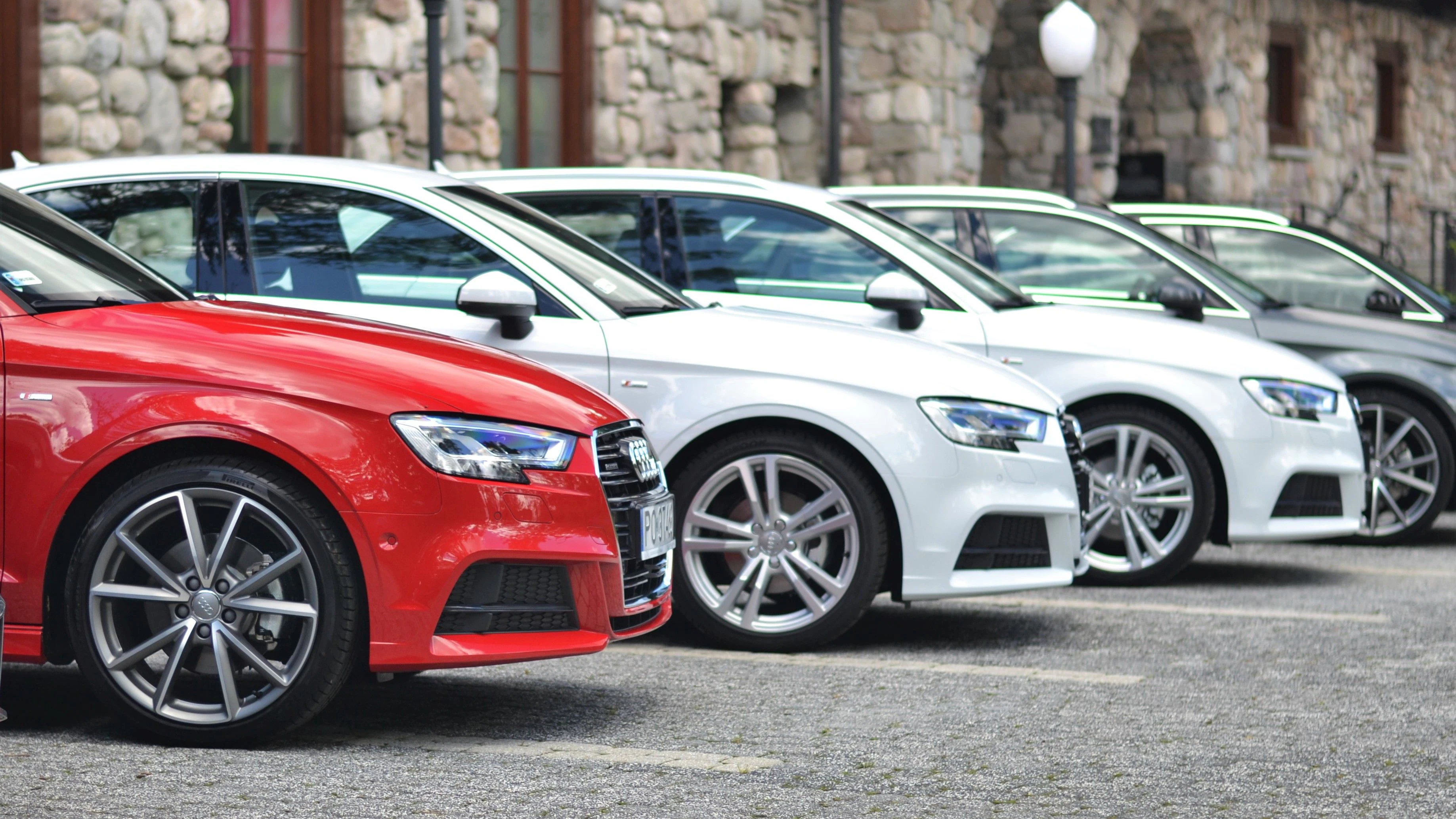 Rechnungshof fordert mehr Öffi-Jahreskarten statt Dienstautos.
