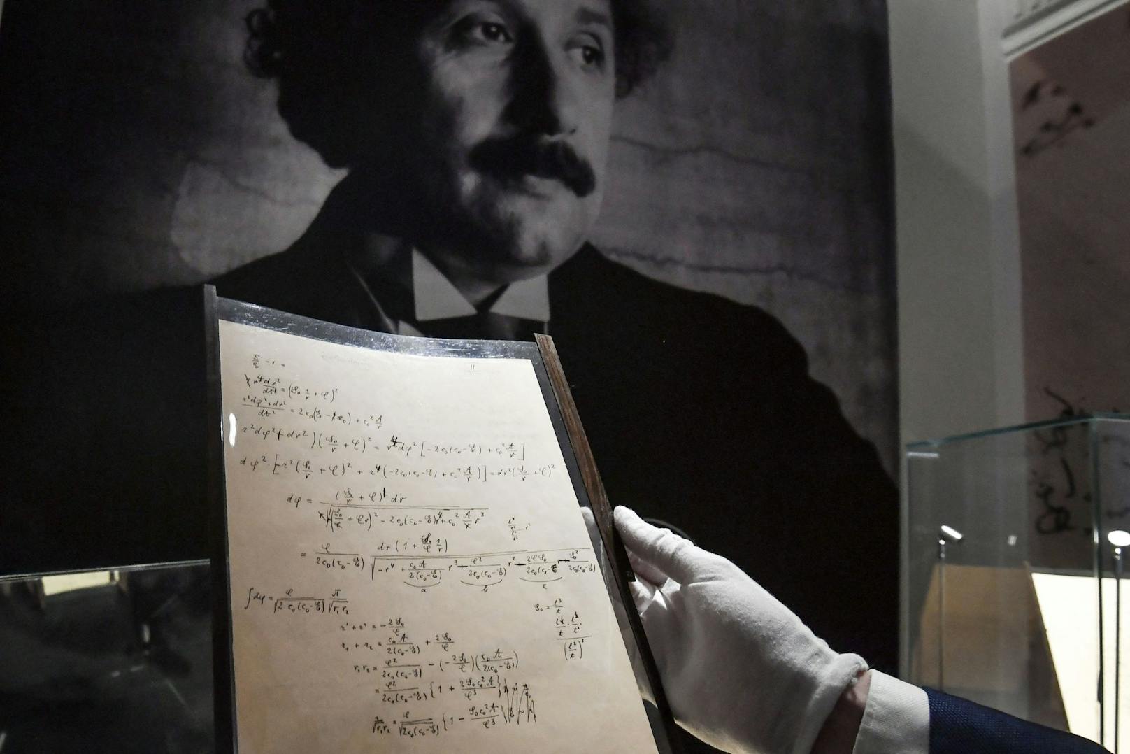 Das Manuskript beinhaltet Notizen zu der von Einstein entwickelten Relativitästheorie.