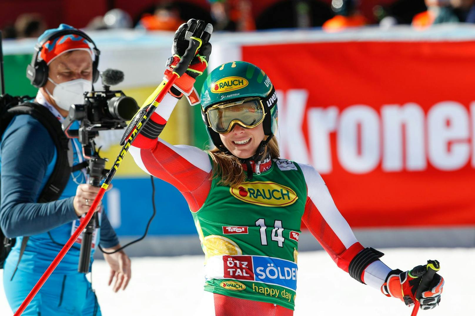Doppel-Weltmeister Katharina Liensberger legte in Sölden einen starken Saisonauftakt hin, landete im Gletscher-Riesentorlauf auf dem vierten Rang (+1,39). Gerde einmal neun Hundertstel fehlten zum Stockerl. Ski-Queen Mikaela Shiffrin eröffnete die Saison derweil mit einem Sieg, ließ Lara Gut-Behrami um 14 Hundertstel hinter sich, die Slowakin Petra Vlhova wurde Dritte (+1,30). Ramona Siebenhofer als Zehnte (+2,38), Ricarda Haaser mit Rang 15 (+2,49) und Stephanie Brunner als 17. (+2,71) komplettierten ein solides ÖSV-Ergebnis.&nbsp;