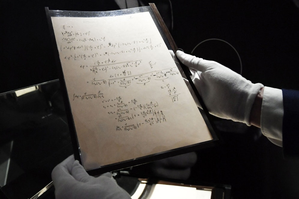 Das Manuskript handelt von der Relativitästheorie, mit der Einstein die Physik revolutionierte. 