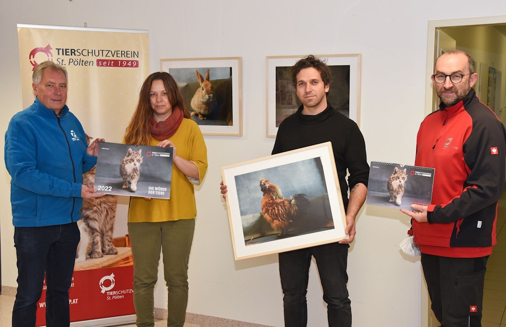 Obmann Willi Stiowicek, Alexandra Leitold und Davor Stojanovic vom Tierheim-Team mit Fotograf Konstantin Mikulitsch