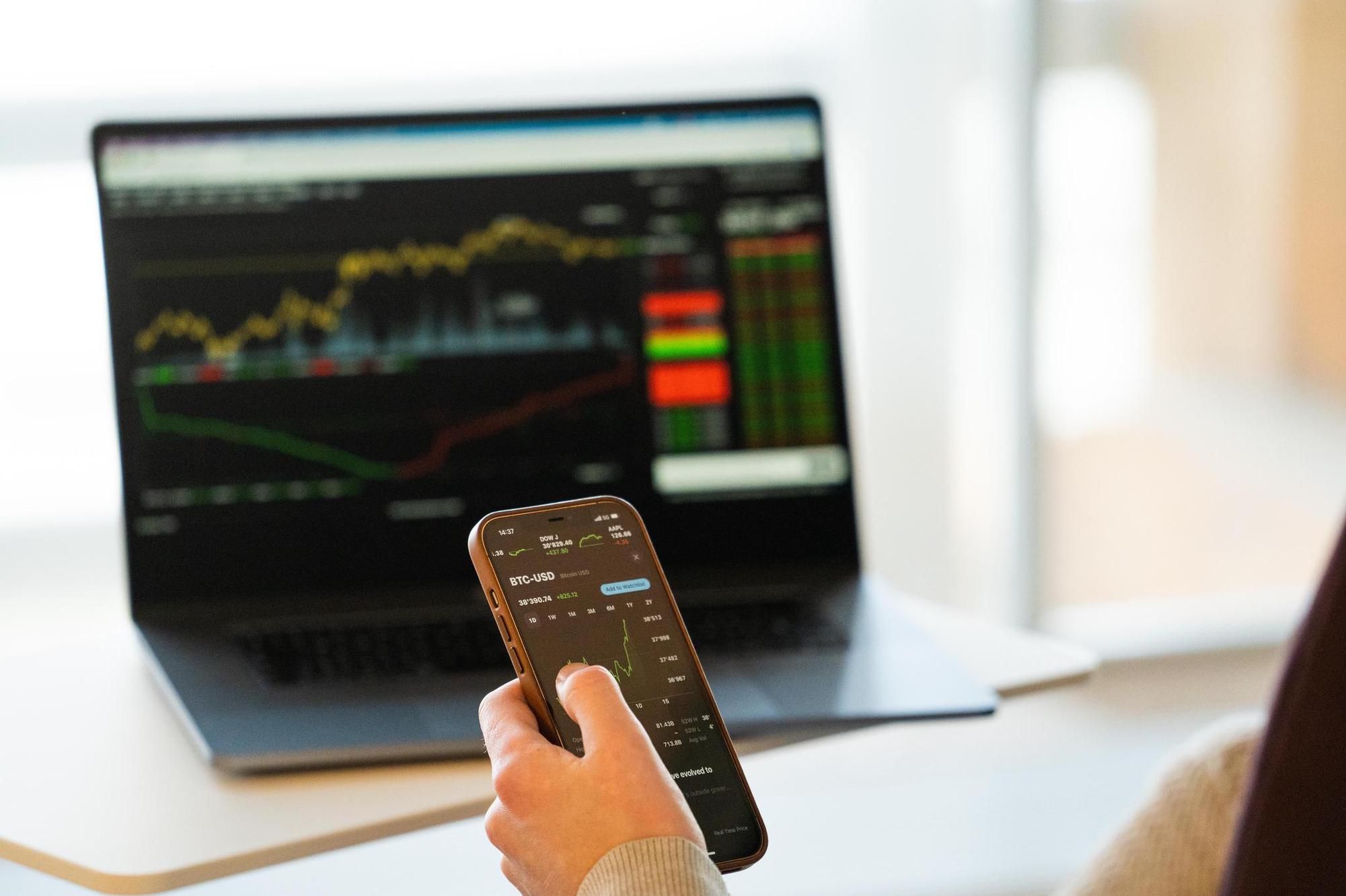 Ein Klick ins Verderben: Ein 76-jähriger Salzburger ist Opfer eines eiskalten Investmentbetrugs geworden.