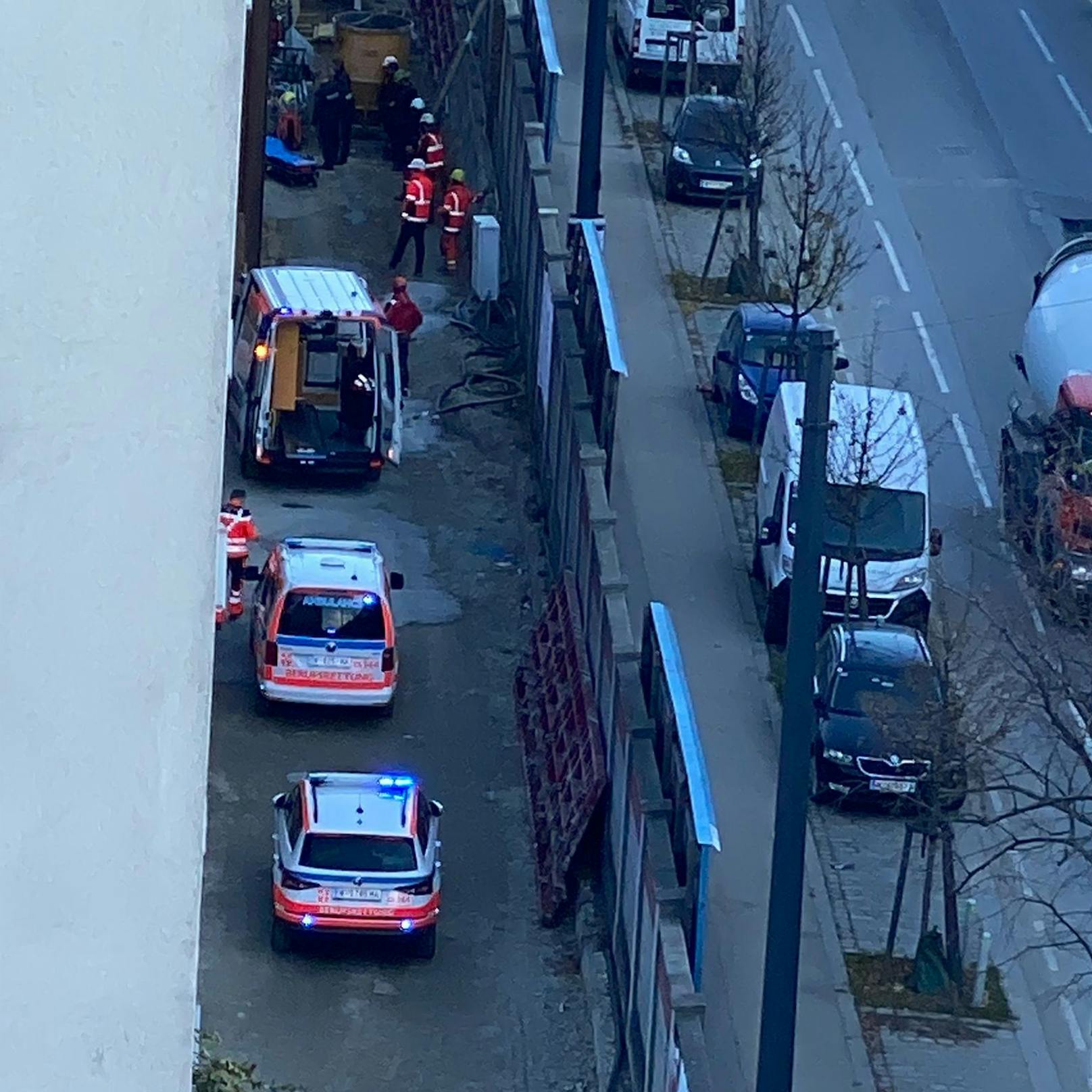 Großer Rettungs-Einsatz bei einer Baustelle in Wien-Favoriten