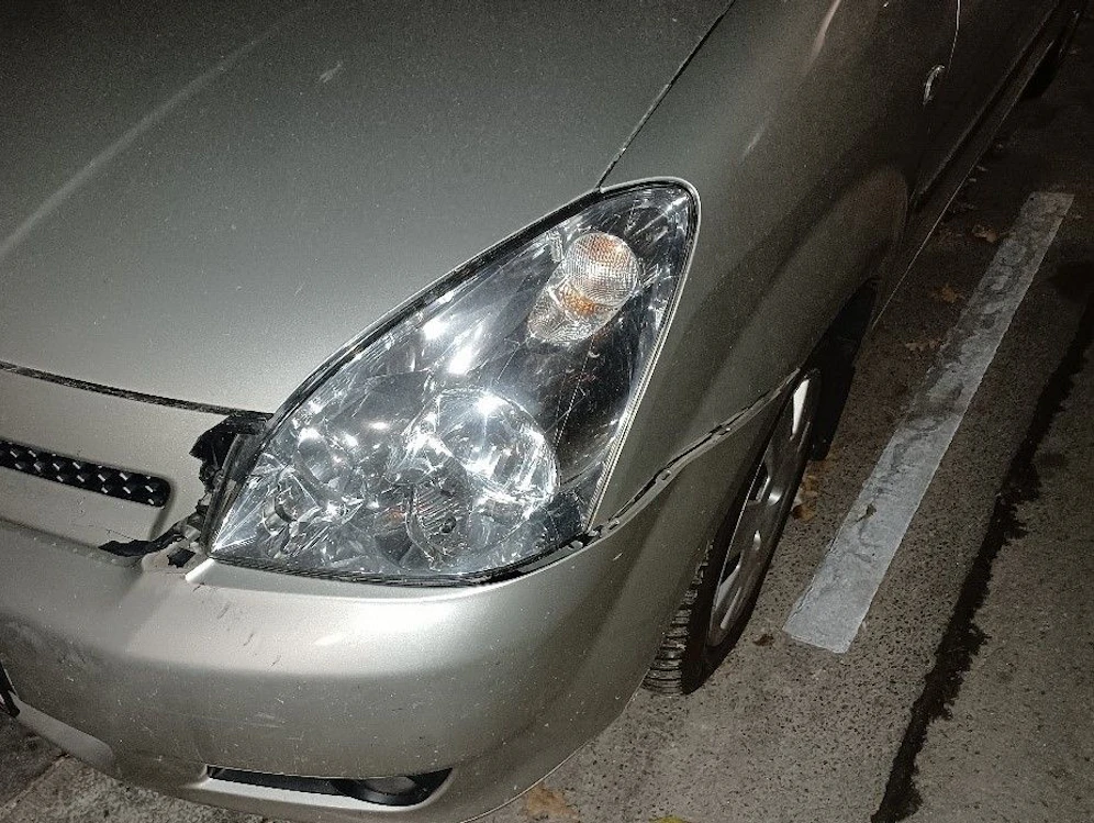 Ein Auto wurde bei dem Radfahrer-Crash beschädigt.