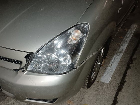 Ein Auto wurde bei dem Radfahrer-Crash beschädigt.