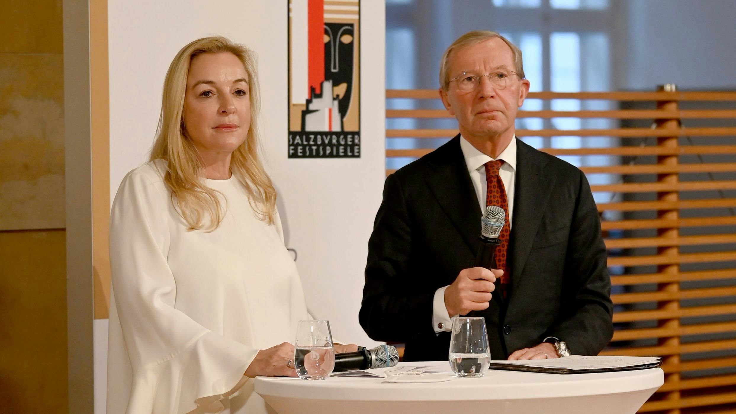 Download von www.picturedesk.com am 24.11.2021 (15:55).  ABD0052_20211124 - SALZBURG - ÖSTERREICH: Das Kuratorium der Salzburger Festspiele hat am Mittwoch, 24. November 2021, die Nachfolge der Präsidentschaft der Festspiele bekanntgegeben. Im Bild (v.l.) die neue Festspiel-Präsidentin Kristina Hammer und LH Wilfried Haslauer bei einer Pressekonferenz am Mittwoch, 24. November 2021 - FOTO: APA/BARBARA GINDL - 20211124_PD4753 - Rechteinfo: Rights Managed (RM)
