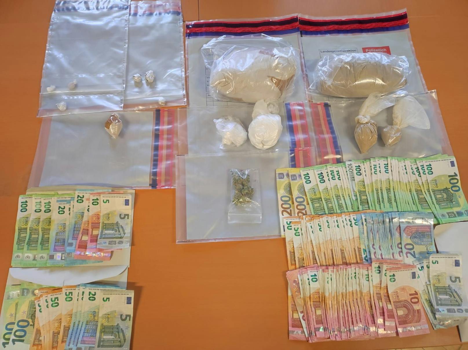 Bei Drogen-Razzien stellte die Polizei jede Menge Suchtgift und Bargeld sicher.