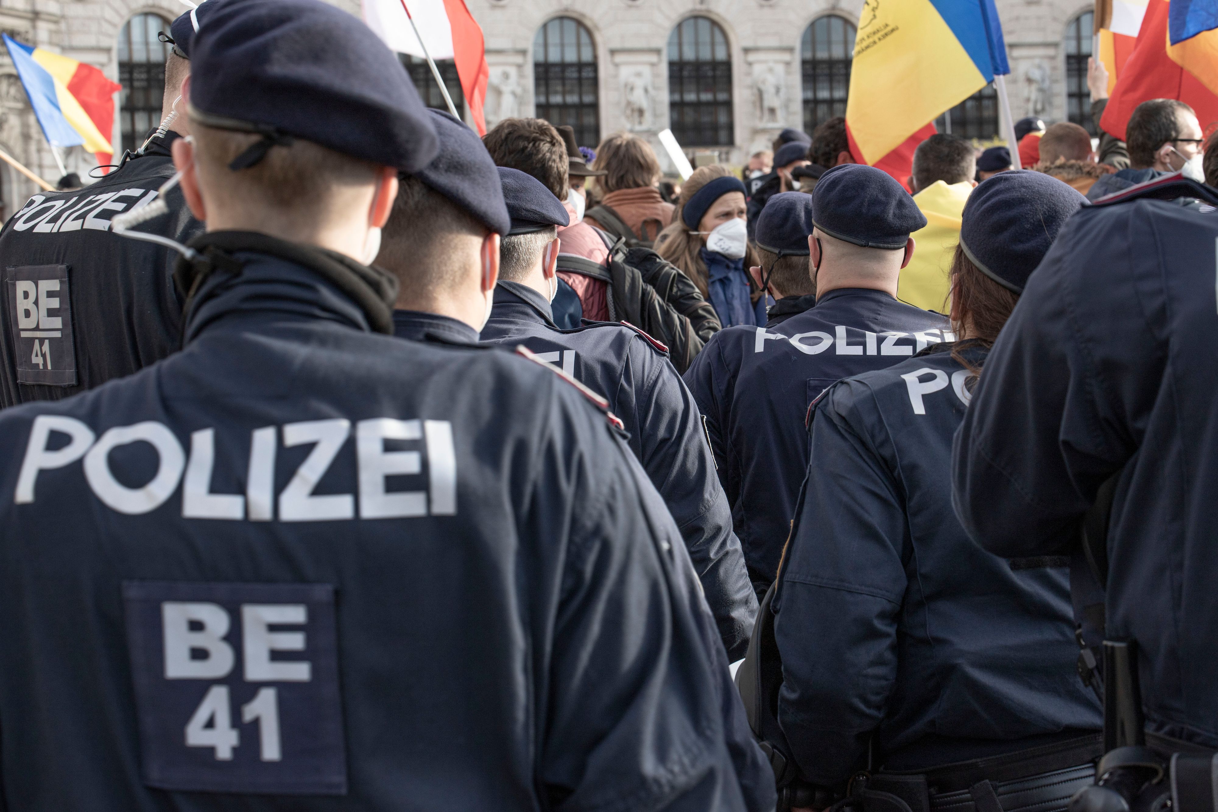 Download von www.picturedesk.com am 25.11.2021 (12:15).  Polizistinnen und Polizisten stehen während einer ,, Anti-Corona" Demonstration im Einsatz. Im Bild: Polizeibeamte in Uniform. Wien, Österreich. 20.11.2021 // Police officers are on duty during a ,, anti corona" demonstration. Picture: Police officers wearing a uniform. Vienna, Austria. November 20th, 2021 - 20211120_PD23182 - Rechteinfo: Rights Managed (RM)