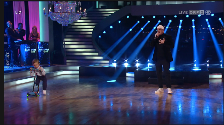 Jakub (4) fuhr bei der ORF-"Licht ins Dunkel"-Gala mit einer Beinprothese Roller, während DJ Ötzi sang. Der Bub (4) berührte auch Präsident Alexander Van der Bellen.