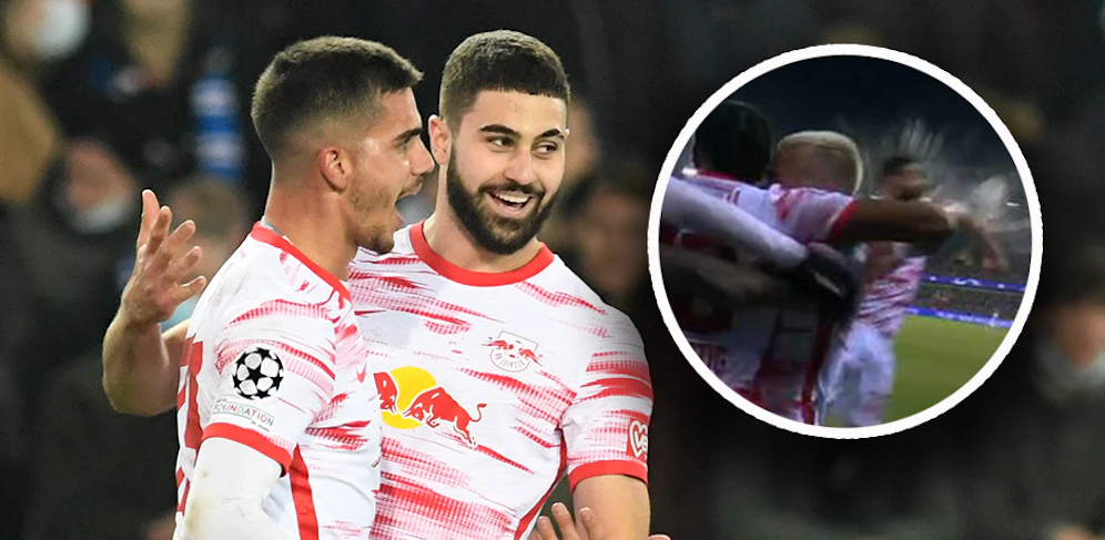 Josko Gvardiol köpft einen Bierbecher weg. 