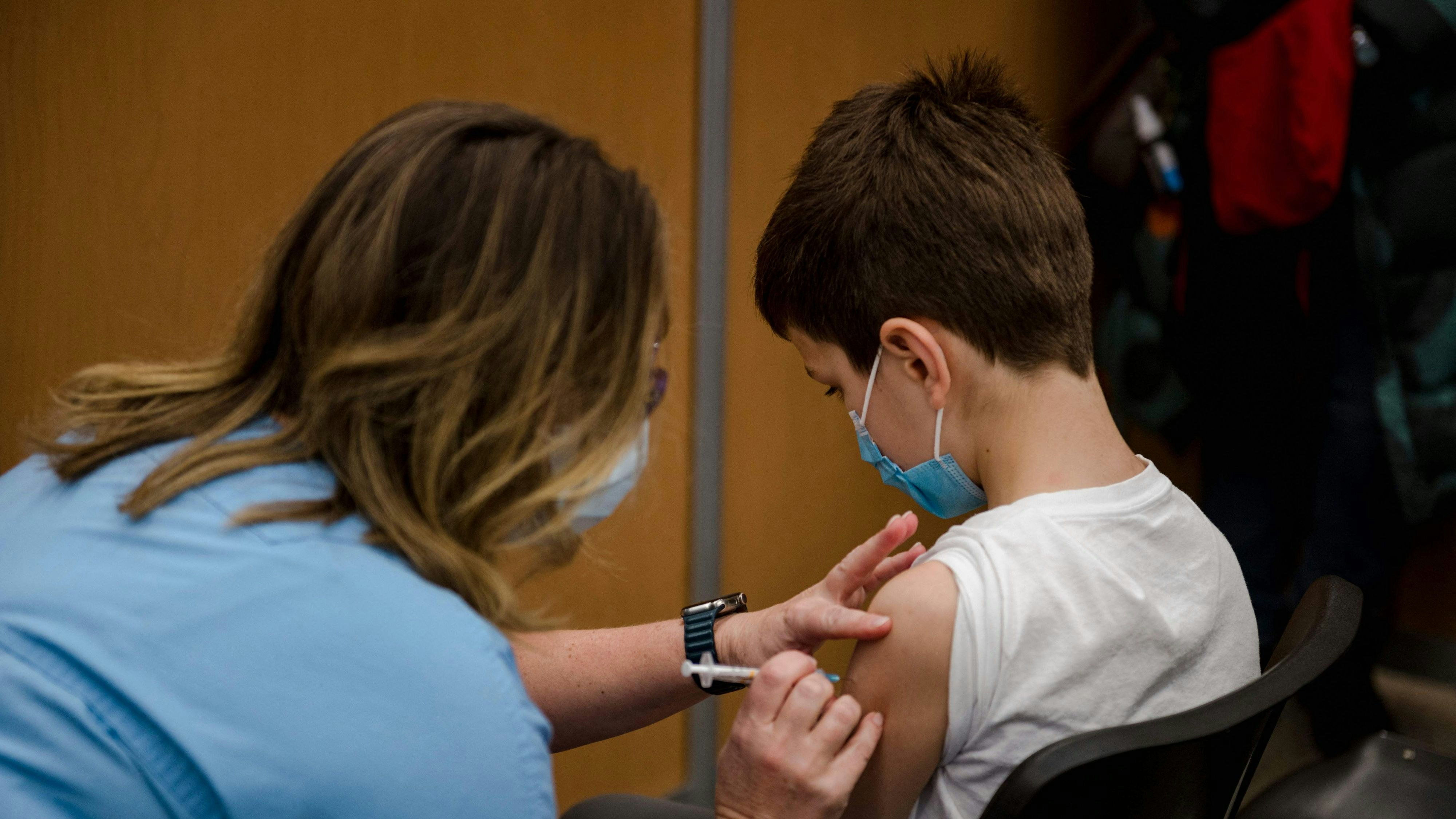 Download von www.picturedesk.com am 25.11.2021 (08:13).  A child, 11, receives the Pfizer-BioNTech Covid-19 vaccine for children in Montreal, Quebec on November 24, 2021. - Today is the first day that children are allowed to receive the version of the vaccine designed for children aged 5 to 11 years old in Canada. (Photo by Andrej Ivanov / AFP) - 20211124_PD6203 - Rechteinfo: Rights Managed (RM) Nur für redaktionelle Nutzung! Werbliche Nutzung erfordert Freigabe: bitte schicken Sie uns eine Anfrage.