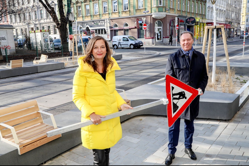 Nach rund sechs Monaten Bauzeit wurde das erste Teilstück des Klimaboulevards Thaliastraße eröffnet. Planungsstadträtin Ulli Sima und Ottakrings Bezirksvorsteher Franz Prokop (beide SPÖ) freuen sich über fast 100 neue Bäume und 130 neue Sitzgelegenheiten.