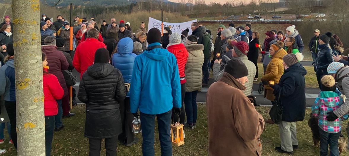 Impfgegner protestierten vor dem Krankenhaus Freistadt. Von Masken und Abstand halten war weit und breit keine Spur zu sehen. 