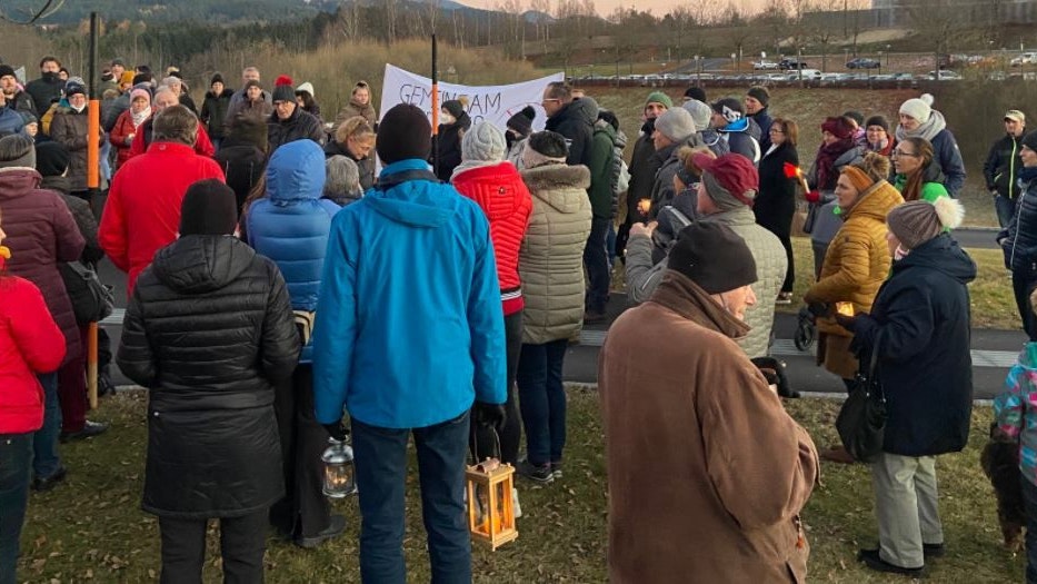 Impfgegner protestierten vor dem Krankenhaus Freistadt. Von Masken und Abstand halten war weit und breit keine Spur zu sehen. 