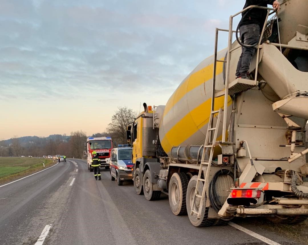 Der Laster verlor den Beton auf einer Länge von sechs Kilometer.
