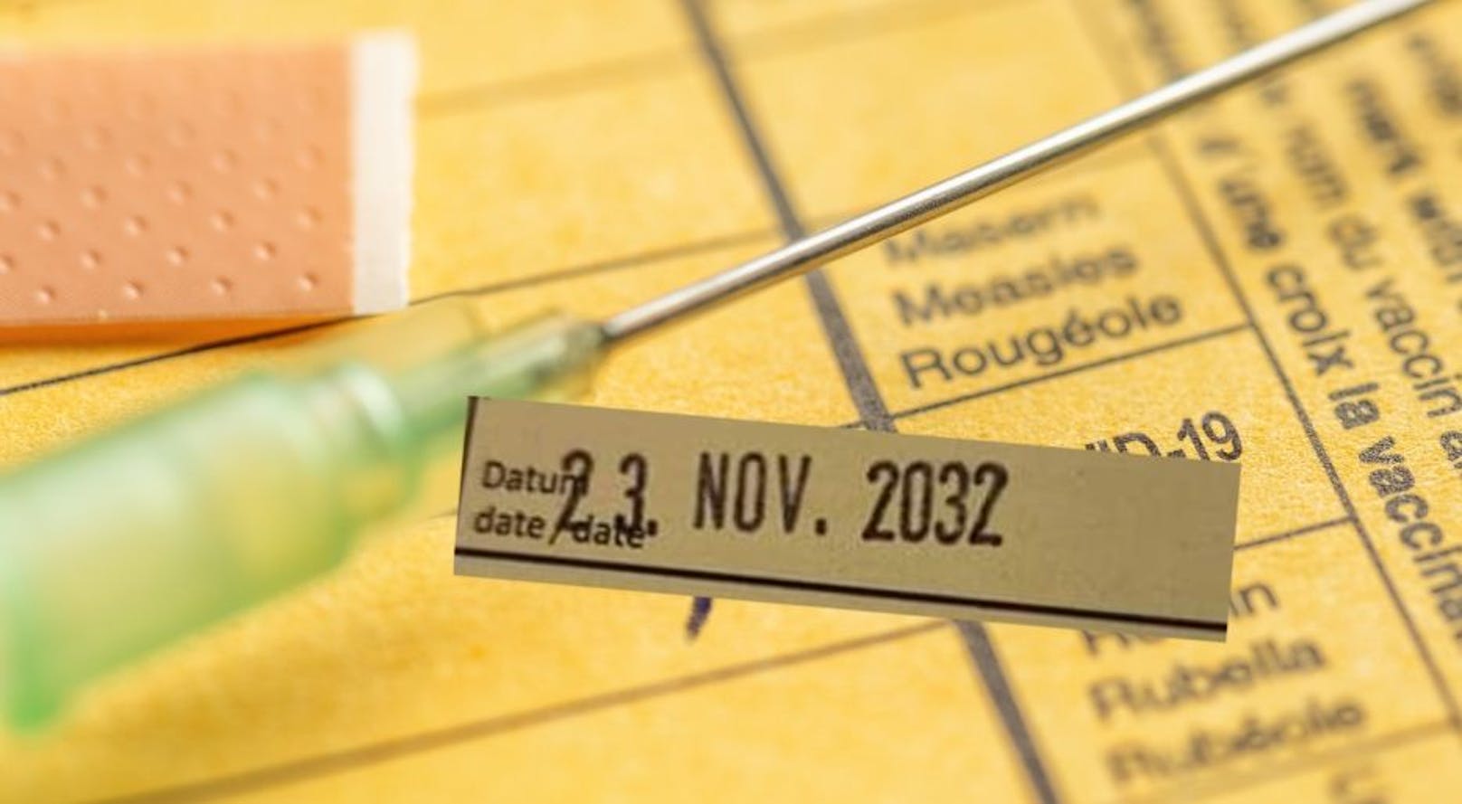 Stempel mit falschem Datum auf gelbem Impfpass