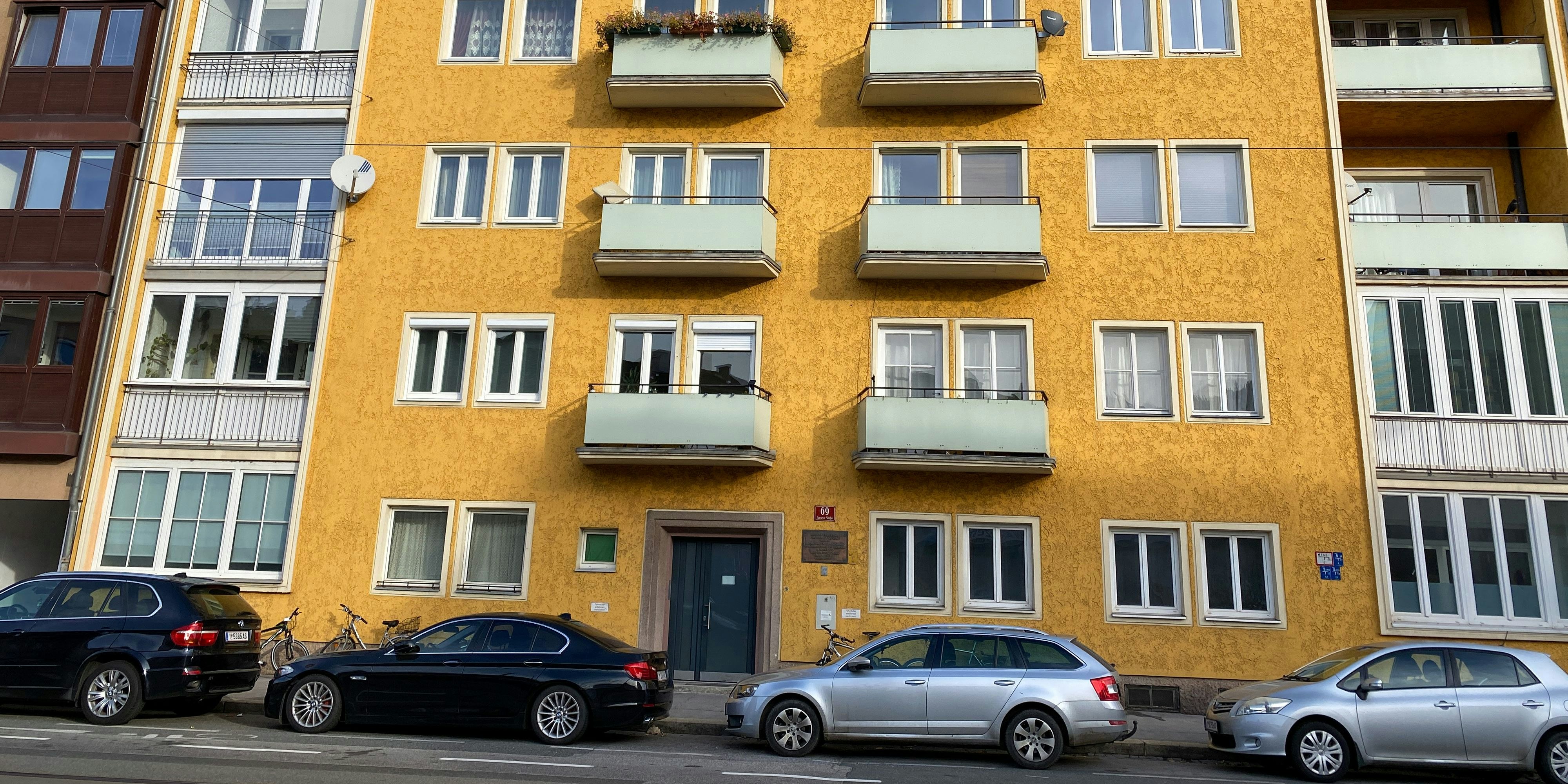 In diesem Haus hat sich das Verbrechen abgespielt.