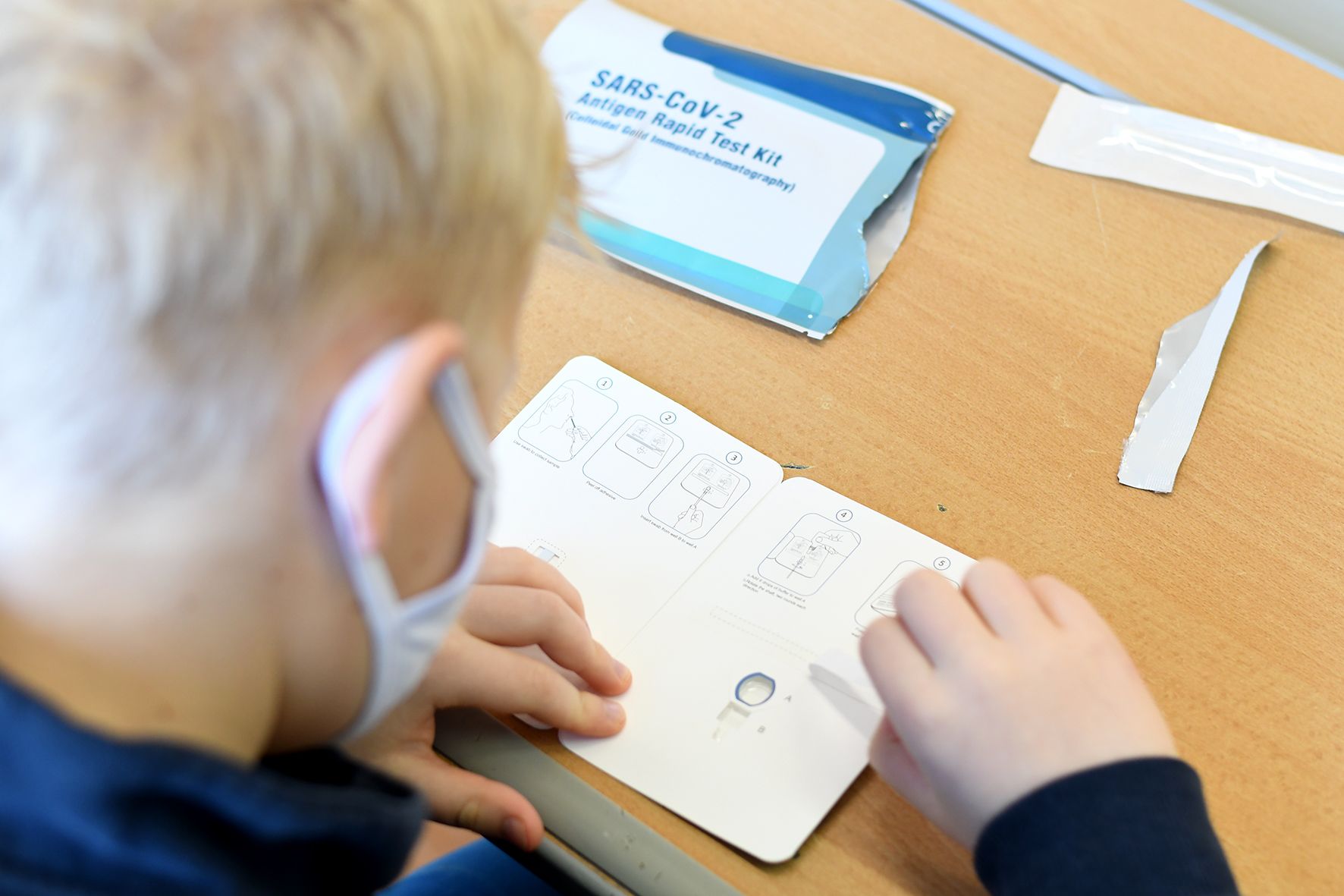 Georg Doblhammer (12 Jahre) aus der. 2. Klasse Neue Mittelschule-Sport macht den Selbsttest in der Schule zum ersten Mal. Er find