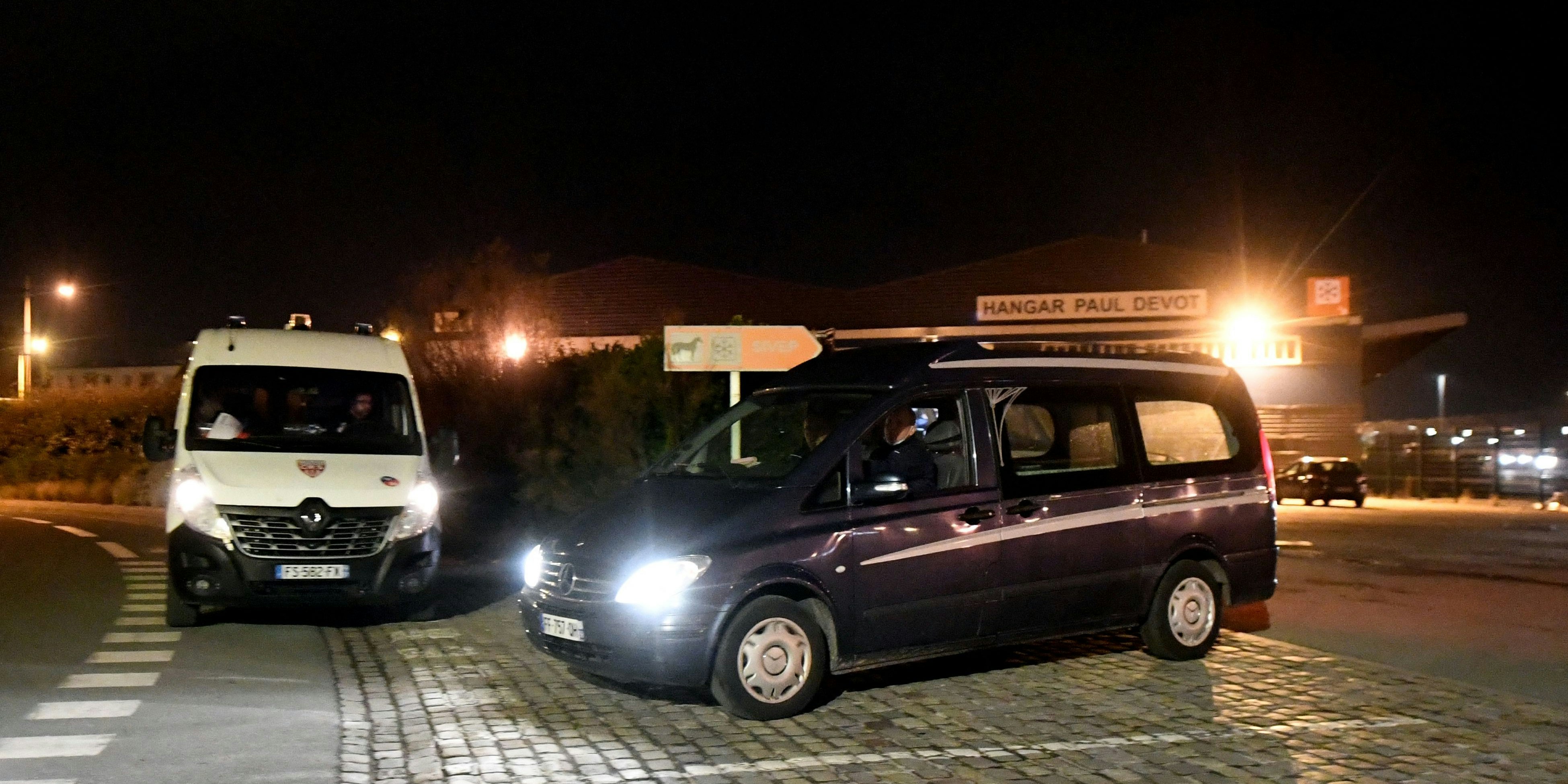 Ein Leichenwagen verlässt den Hafen von Calais in Frankreich. 27 Flüchtlinge ertranken im Ärmelkanal.