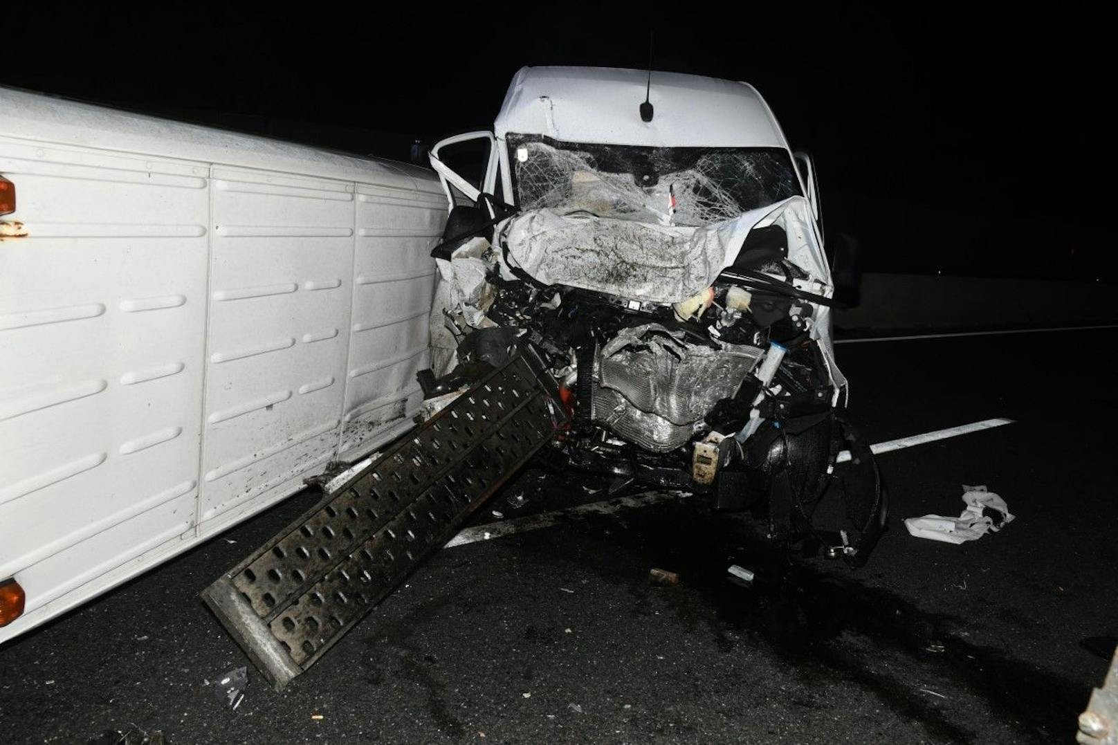 Kurz vor Kramsach crashte ein Lieferwagen in ein vor ihm fahrendes Fahrzeug.