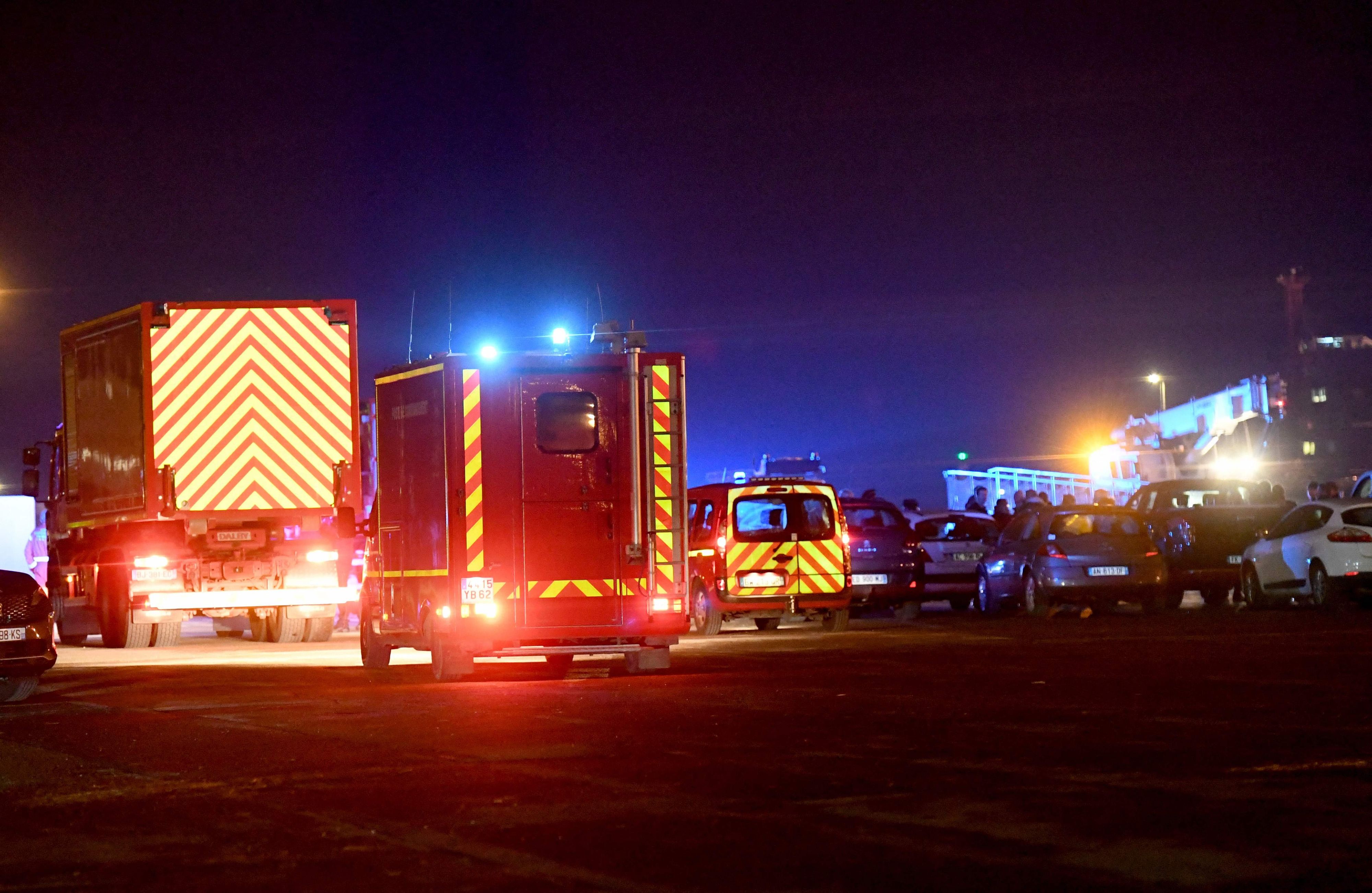 Download von www.picturedesk.com am 26.11.2021 (06:55).  This photograph taken on November 24, 2021 shows firefighters trucks arriving at Calais harbour after 27 migrants died in the sinking of their boat off the coast of Calais. (Photo by FRANCOIS LO PRESTI / AFP) - 20211124_PD7106 - Rechteinfo: Rights Managed (RM) Nur für redaktionelle Nutzung! Werbliche Nutzung erfordert Freigabe: bitte schicken Sie uns eine Anfrage.