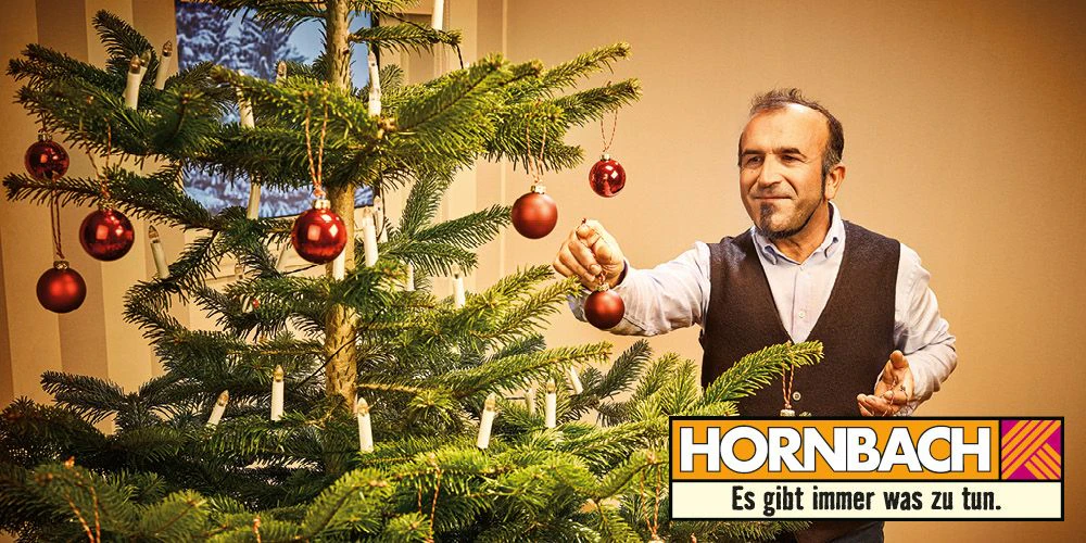 Mit dem Verkauf der Christbäume unterstützt Hornbach nicht nur die Erhaltung regionaler Jobs; für jede verkaufte Tanne wird für die Projekte der SOS Kinderdörfer gespendet.