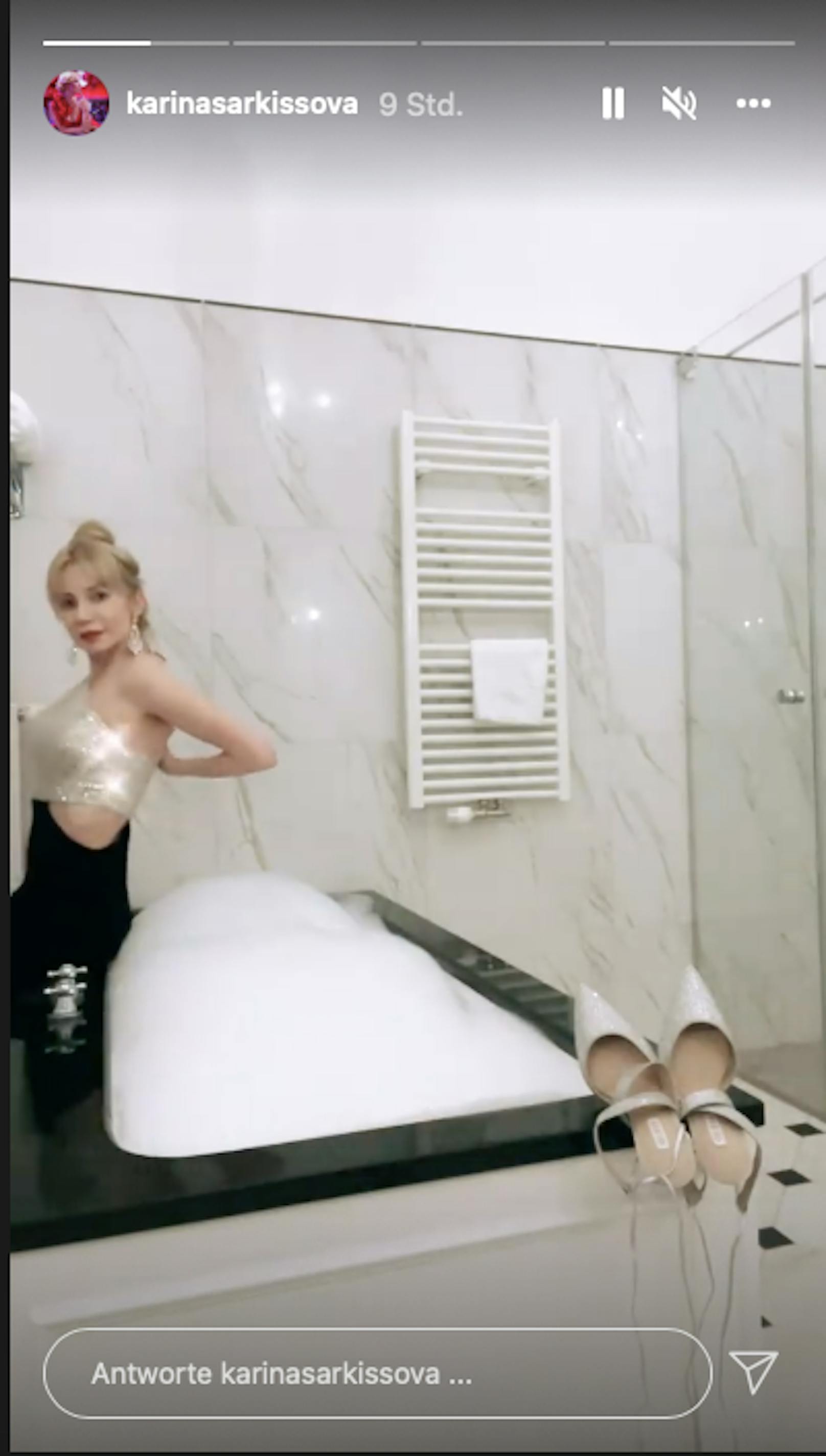 In ihrem Hotelbadezimmer zieht sich Karina Sarkissova langsam aus. 