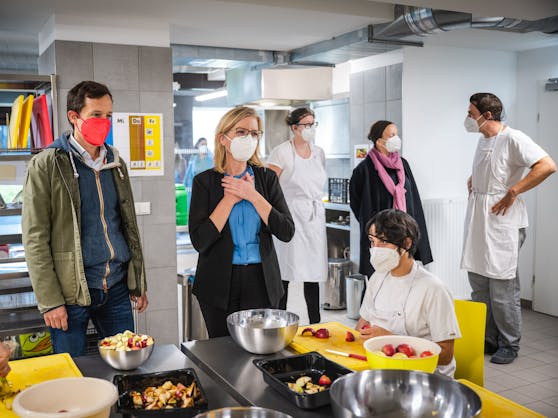 Essen retten, Klima schützen und Sozialprojekte unterstützen. Umweltministerin Leonore Gewessler (Grüne) im Bild mit Caritas Generalsekretär Klaus Schwertner in der Caritas Werkstätte Am Himmel.