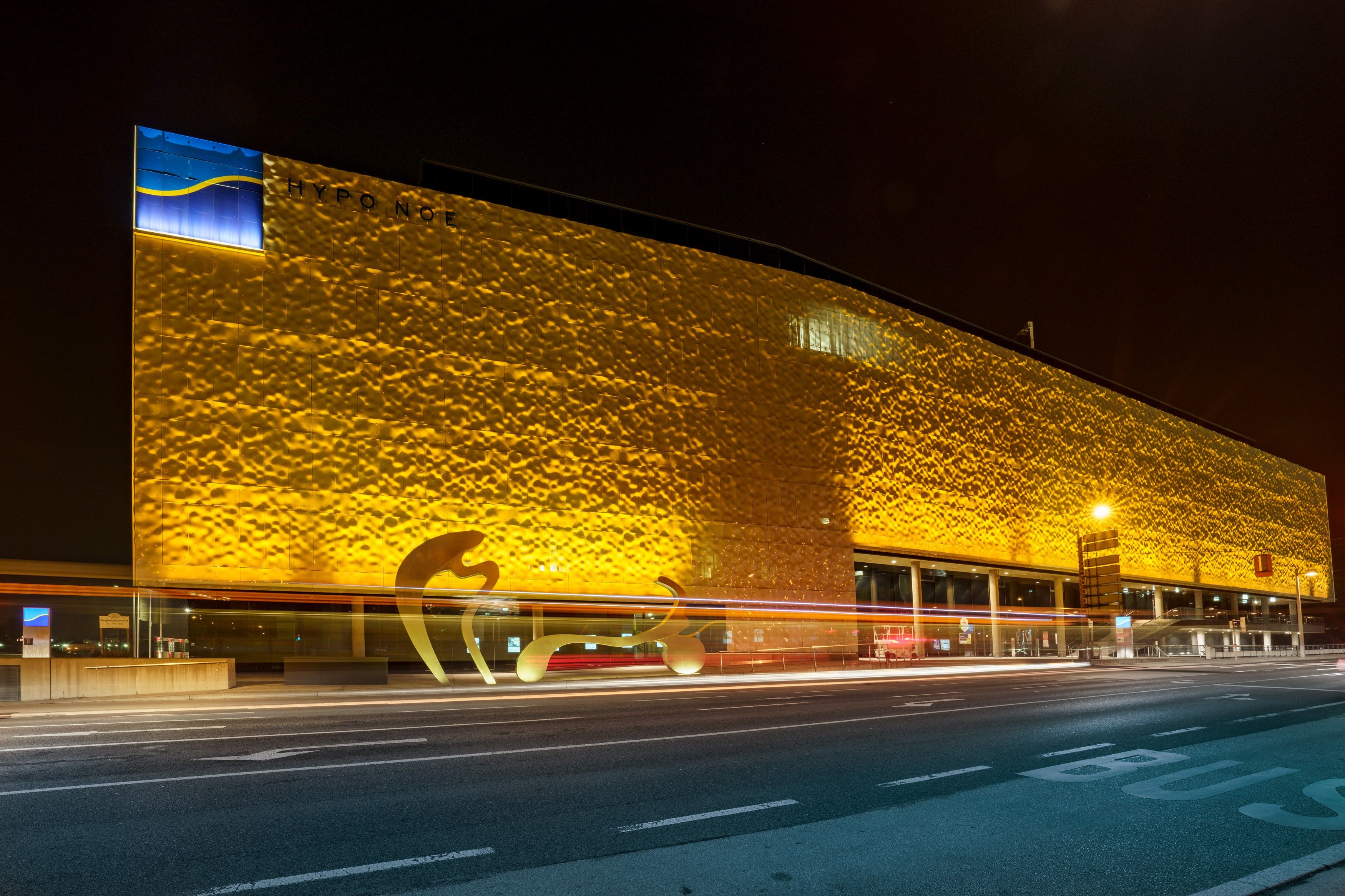 Die Hypo Niederösterreich erstrahlt in Orange.