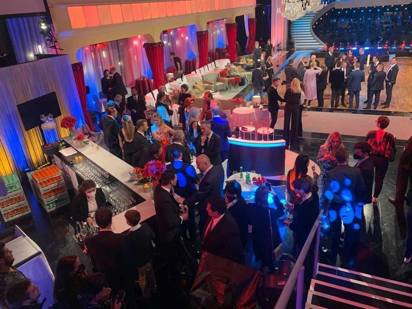Ein Bild zeigt einen Ausschnitt der Aftershowparty nach der "Licht ins Dunkel"-Gala.