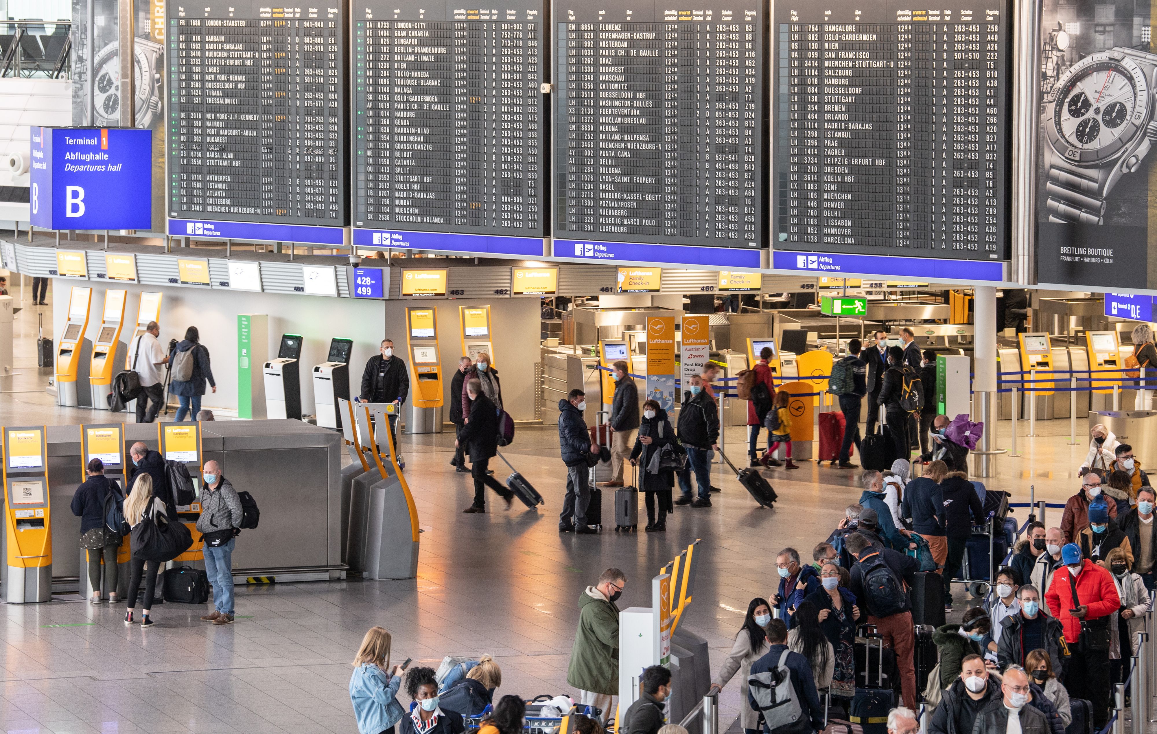 Download von www.picturedesk.com am 26.11.2021 (16:37).  26 November 2021, Hessen, Frankfurt/Main: Passengers wait at Frankfurt Airport. After the discovery of a new virus variant, the German government wants to restrict air travel with South Africa. Photo: Boris Roessler/dpa - 20211126_PD2611 - Rechteinfo: Rights Managed (RM)