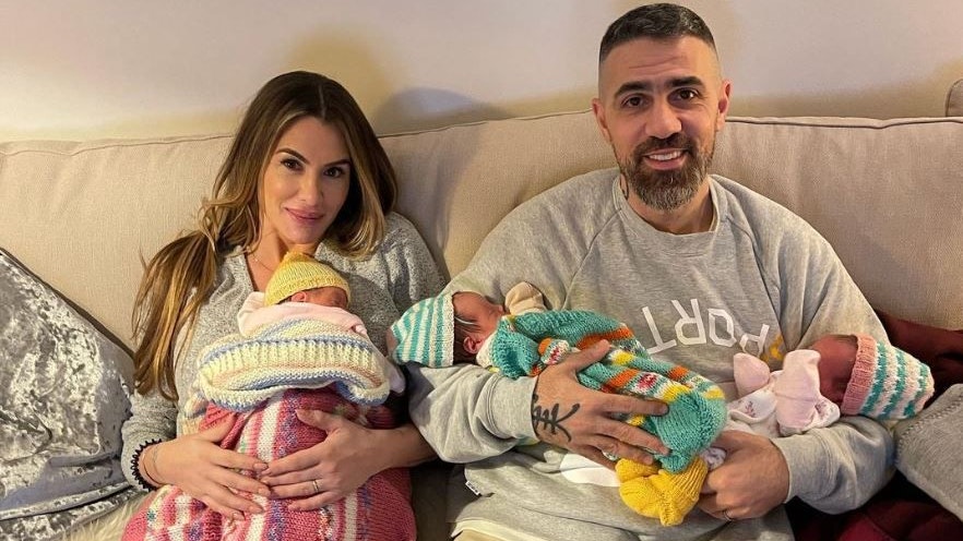 Bushidos Ehefrau Anna-Maria hat Drillinge bekommen. Hier posieren die beiden mit ihren Töchtern Leonora, Naima und Amaya.