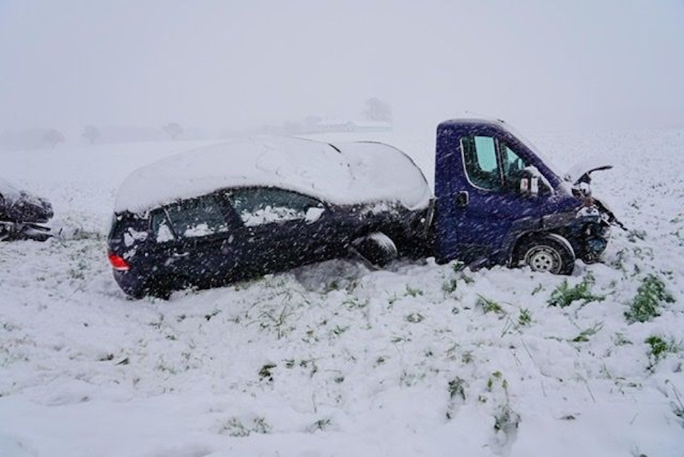 Der Lenker musste aus dem Fahrzeug befreit werden.