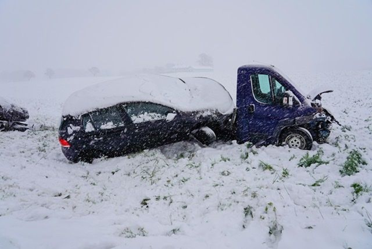 Heute.at - Kleinlaster prallte gegen Pkw, Lenker eingeschlossen