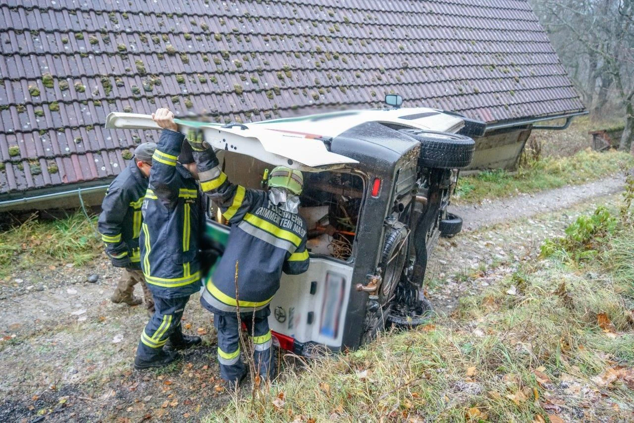 Blitzeis: Der Wagen landete im Graben.