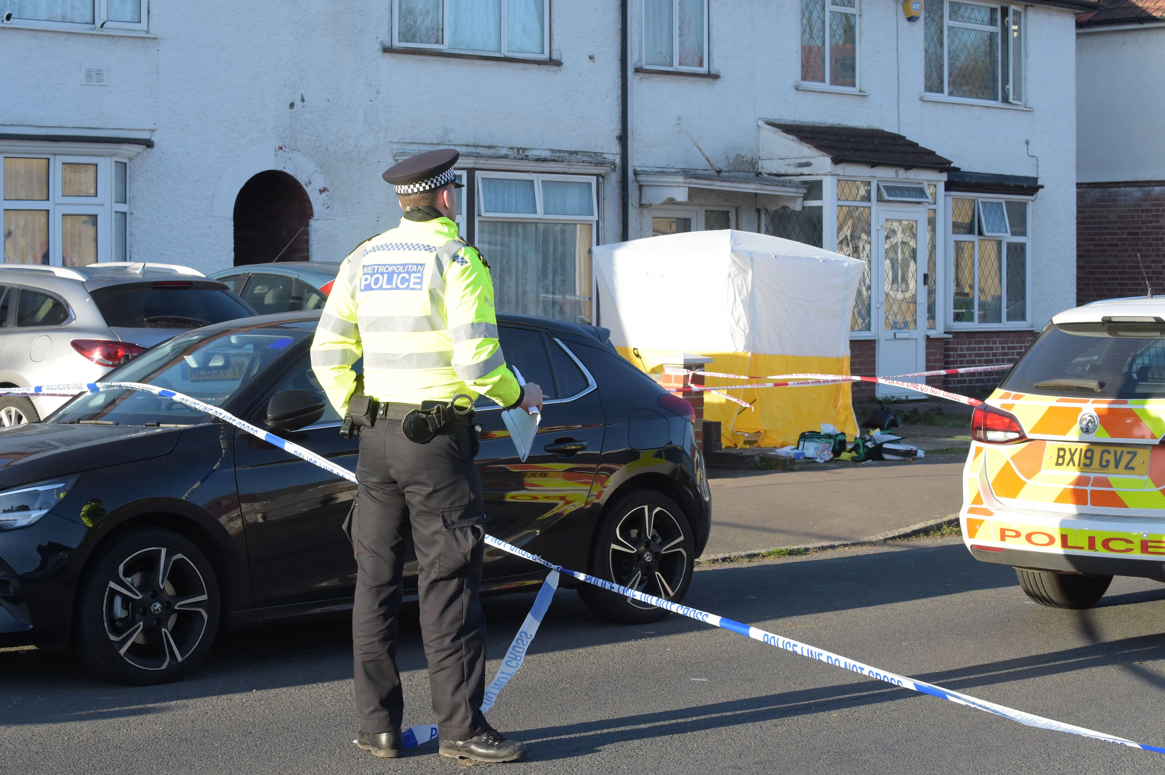 Download von www.picturedesk.com am 26.11.2021 (17:23).  A 16-year-old boy has been stabbed to death in a residential road in Hounslow as the capital approaches a grim record for teen murders. The victim was found suffering fatal knife wounds in Raleigh Road making him the 28th teenager to be killed on the streets of London this year, one away from a peak of 29 teen homicides in 2008. Police said they were called to Raleigh Road, Southall at 9.07pm on Wednesday to reports of a stabbing © Jeremy Selwyn / Evening Standard / eyevine :...http://. - 20211125_PD2831 - Rechteinfo: Rights Managed (RM)