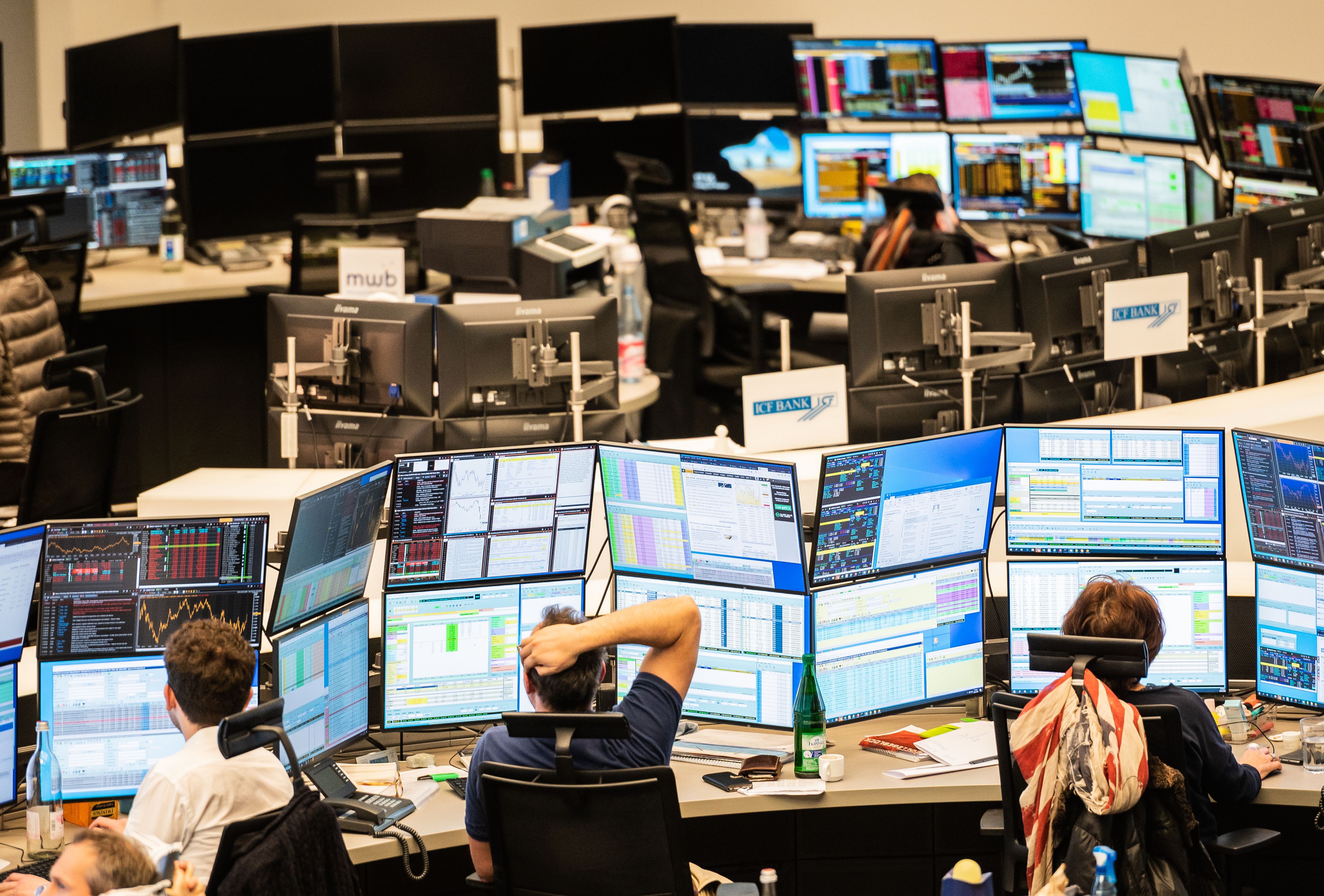 Download von www.picturedesk.com am 26.11.2021 (12:06).  28 February 2020, Hessen, Frankfurt/Main: Stock traders sit on the trading floor at their workplaces. Germany's leading index, the DAX, is on the decline. The slide in the share price due to concerns about a coronavirus pandemic reached a temporary peak on Friday with a Dax loss of at times more than 5 percent. However, the German leading index recovered somewhat in late trading, closing down 3.86 percent at 11 890.35 points. With a slide of ultimately 12.44 percent since last Friday, investors nevertheless experienced the blackest week since the stock market crash in August 2011. Photo: Andreas Arnold/dpa - 20200228_PD9195 - Rechteinfo: Rights Managed (RM)